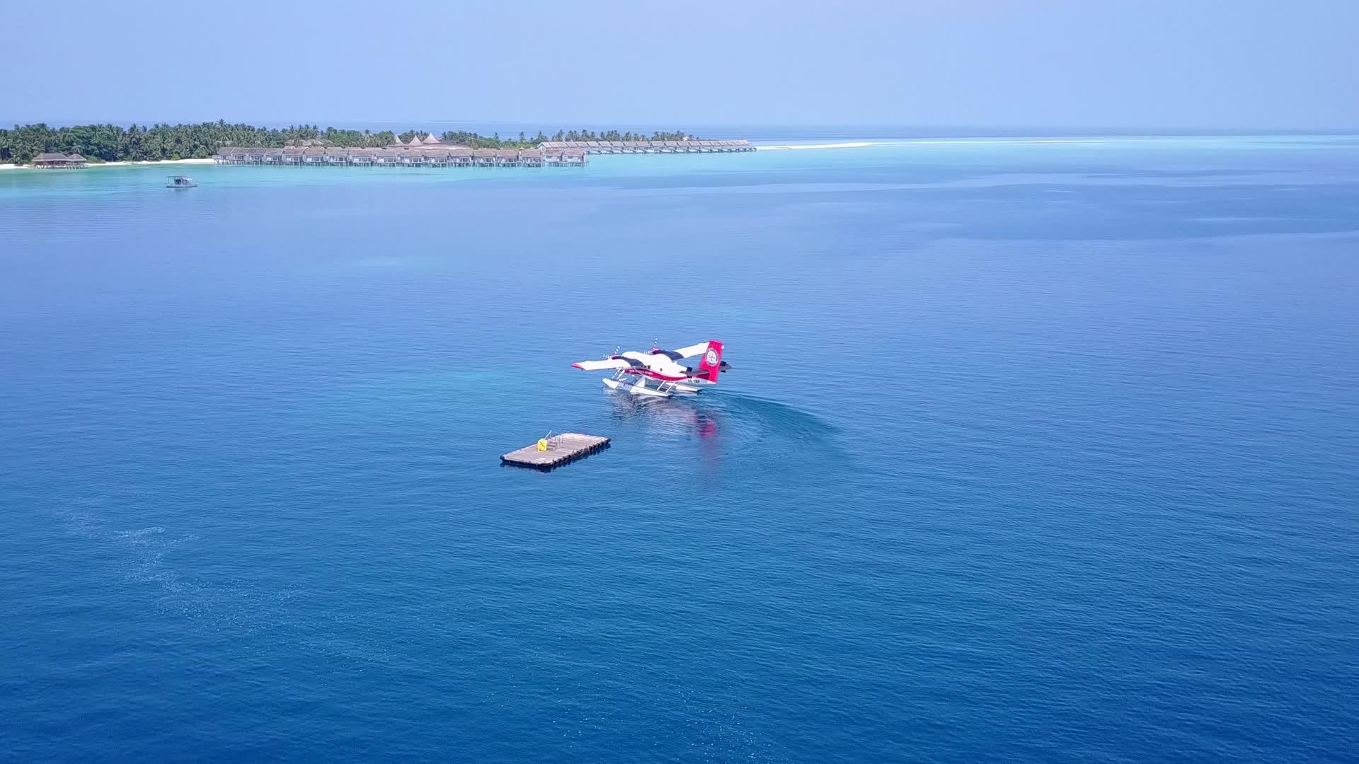 环礁湖海滩美丽的假日空中无人驾驶飞机场景海和白色海滩视频的预览图