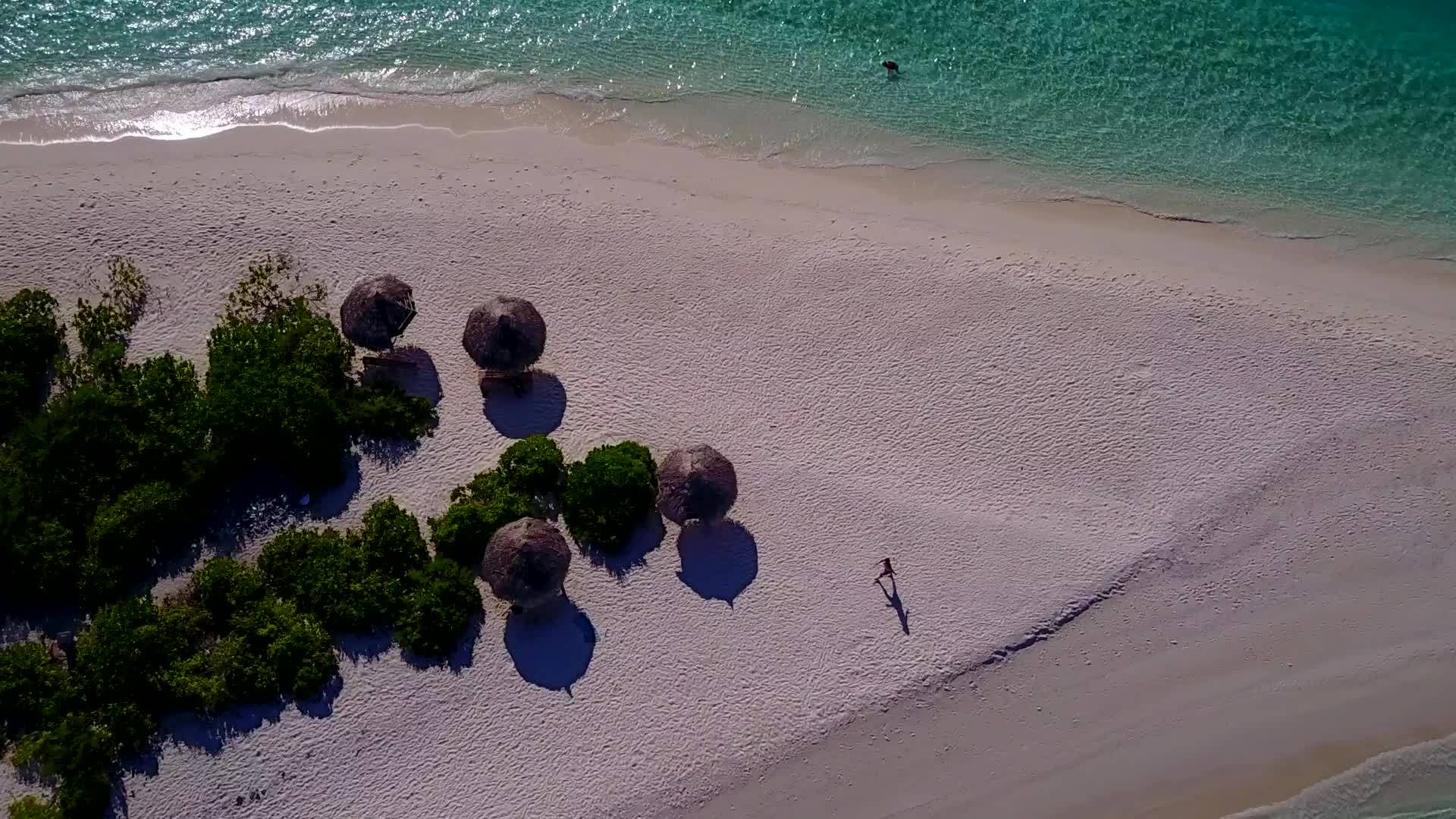 在蓝色环礁和白色环礁的背景下沿着宁静的海滩旅行视频的预览图