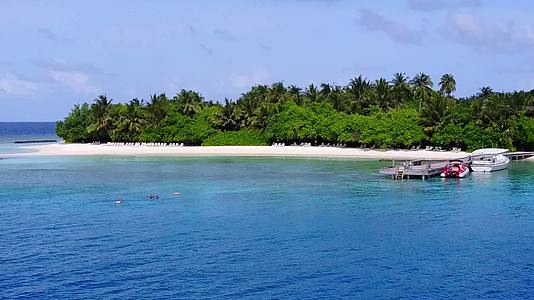 热带岛屿海滩时间采用蓝水和白沙土背景的蓝水视频的预览图