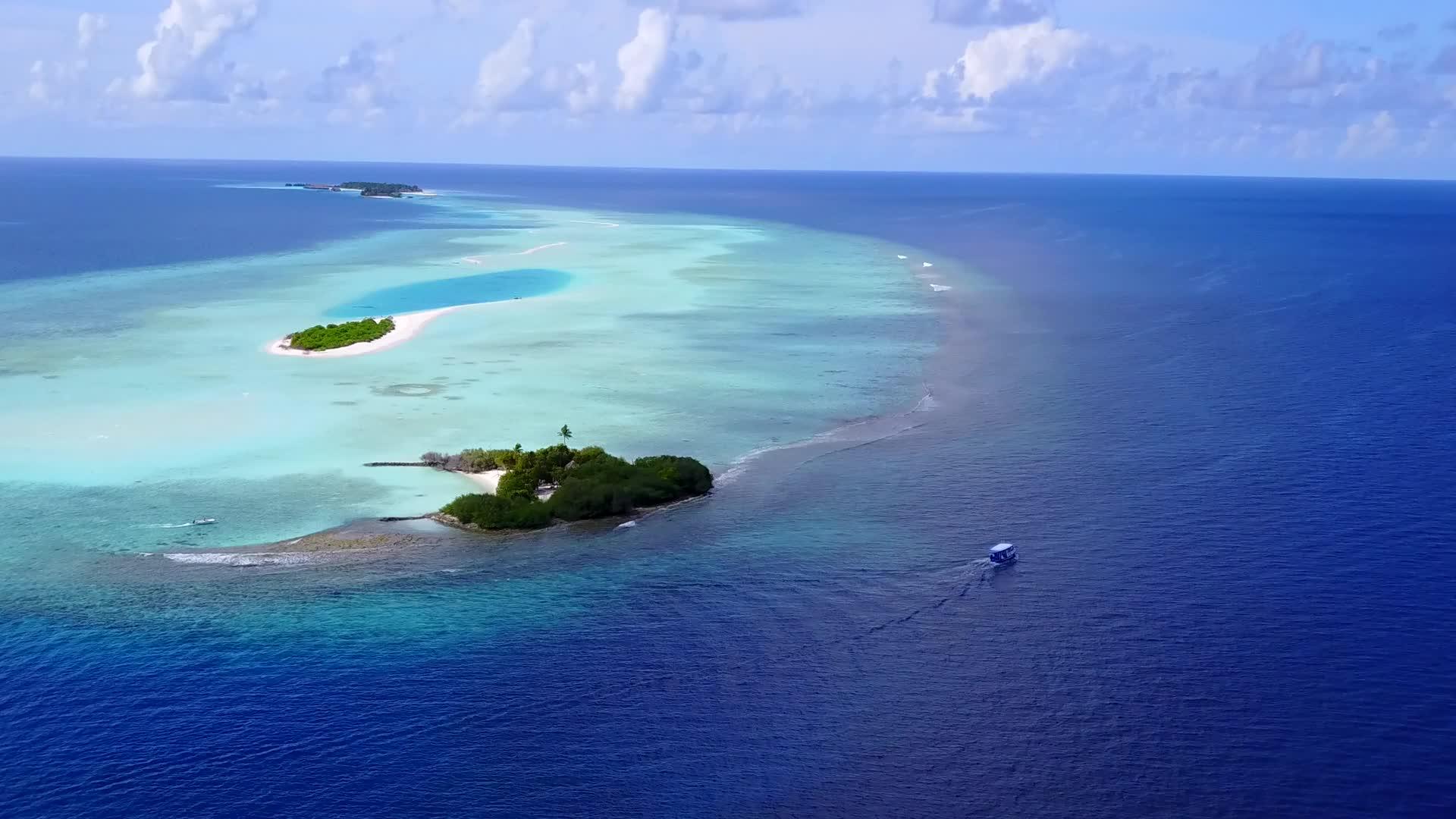 美丽的环礁湖海滩生活方式采用蓝水和白沙背景的蓝水视频的预览图