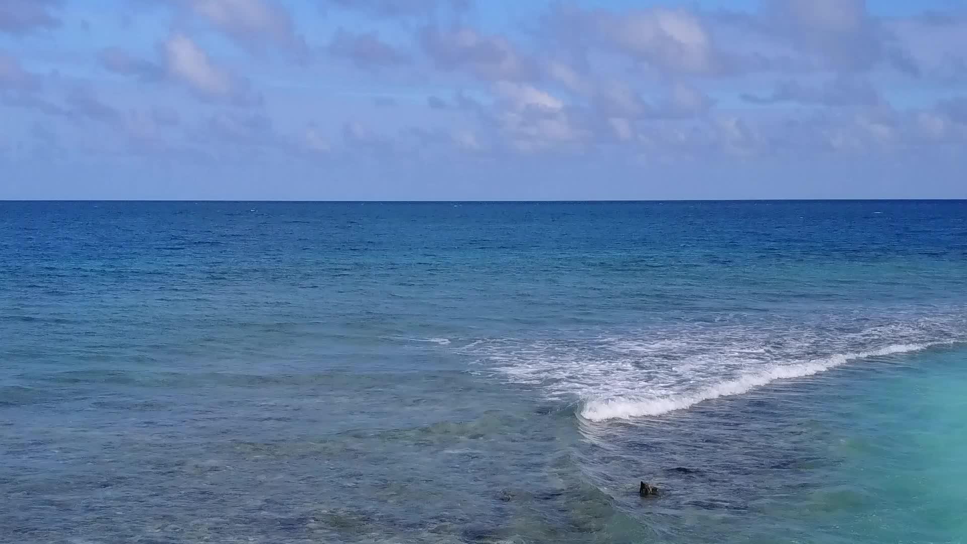 利用浅环礁湖和白色海滩的背景进行海洋旅游和海滩度假视频的预览图
