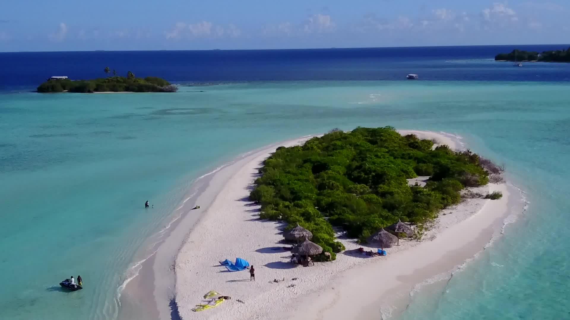 清晰的环礁湖风景与明亮的沙土背景是奇怪的海岸海滩假日视频的预览图