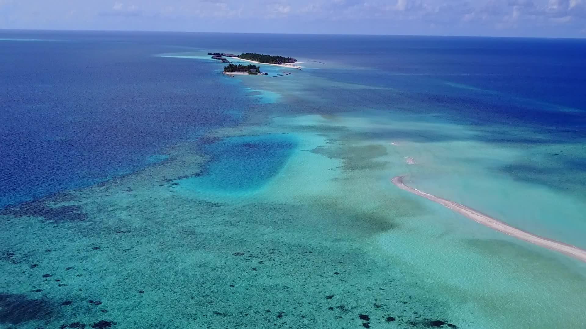 海洋旅游海滩野生生物空中使用清水和白沙土背景视频的预览图