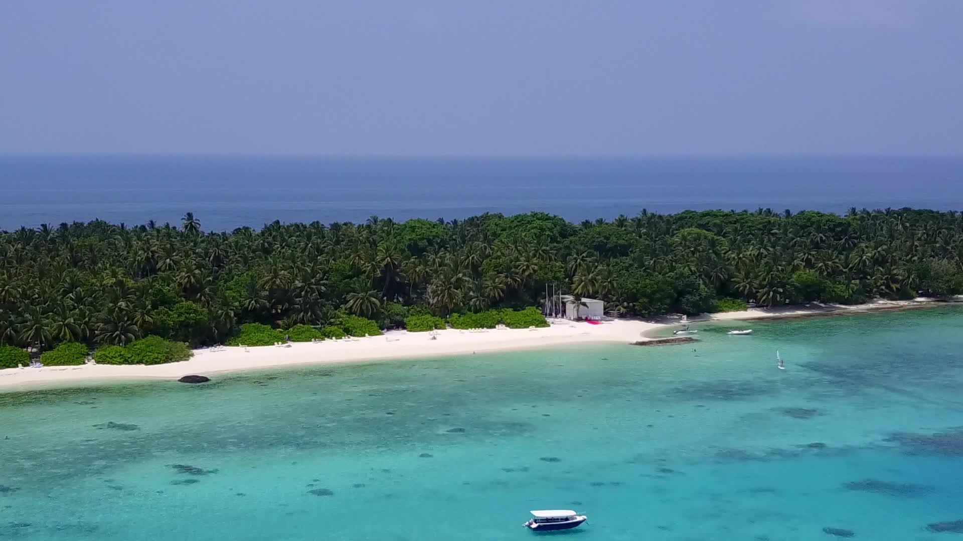 绿松石环礁湖海滨度假豪华环礁海滩白沙底背景视频的预览图