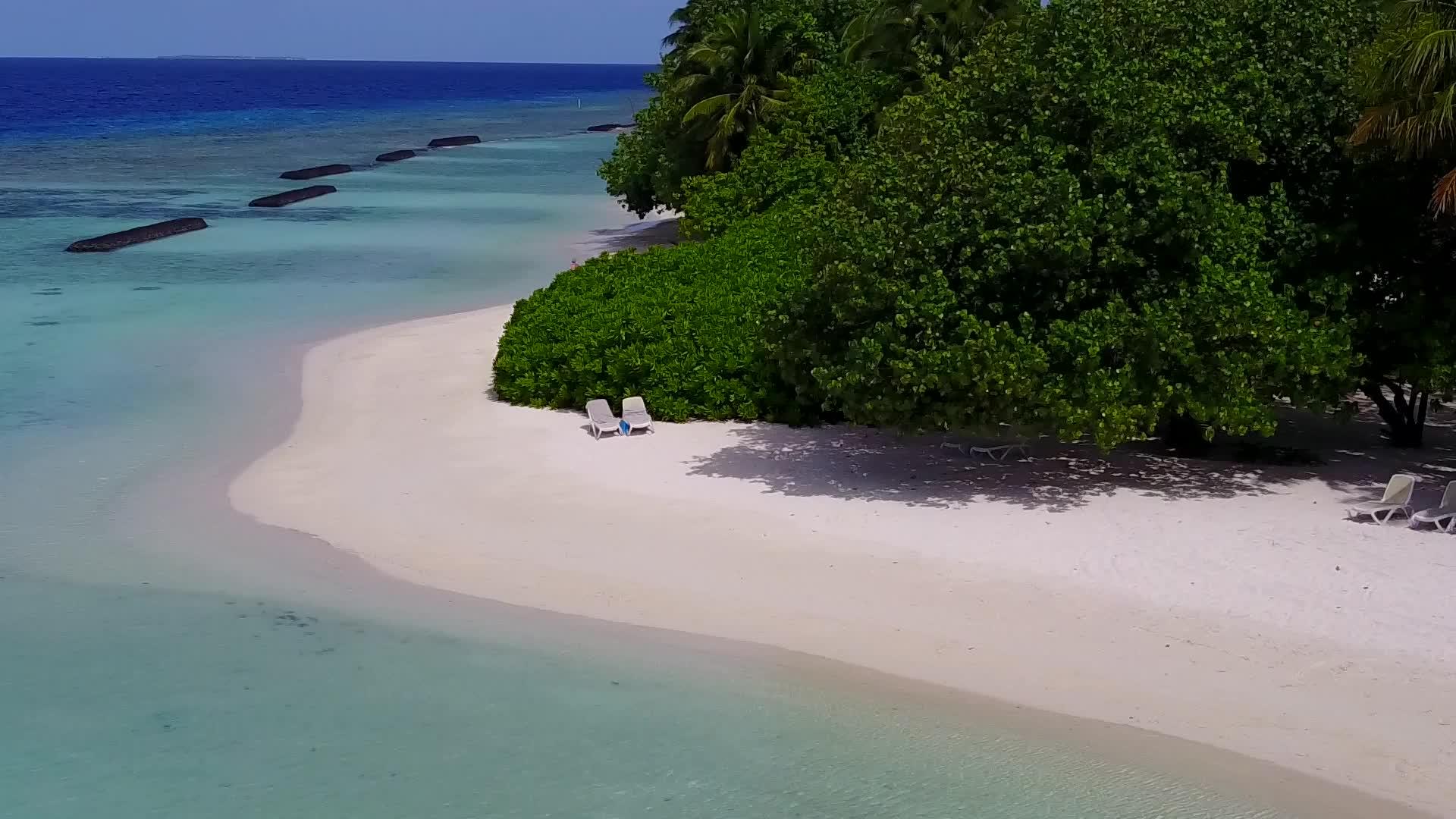 透明海洋旅游海滩旅游沙滩背景明亮风景开阔视频的预览图