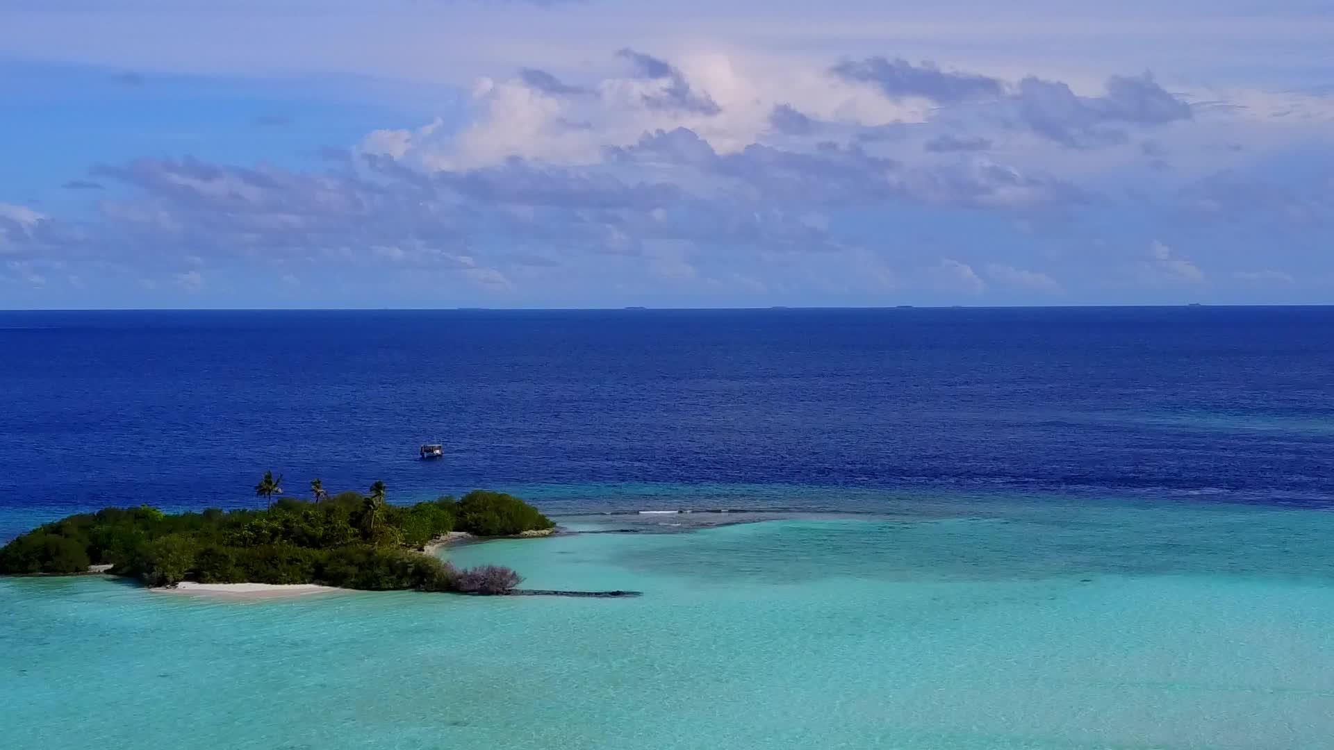 观察环礁湖和白色沙滩的透明背景视频的预览图