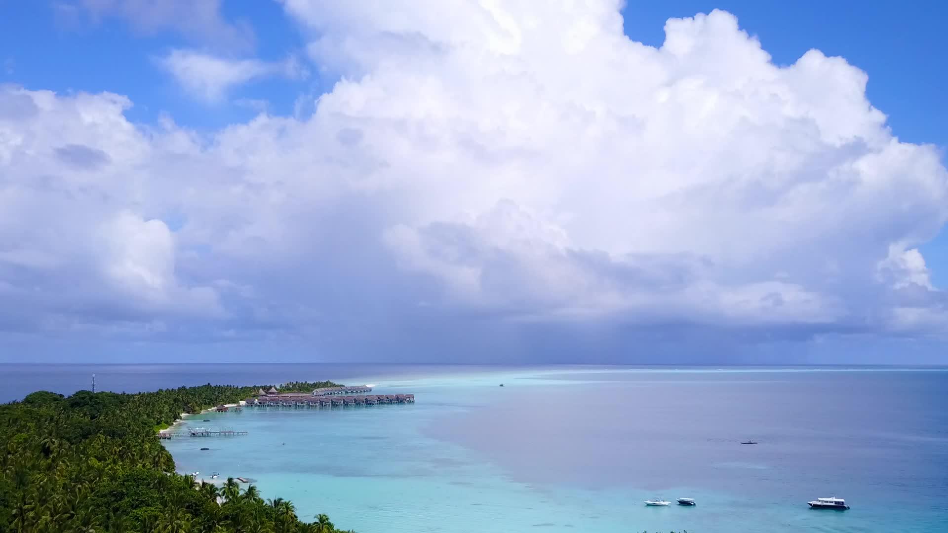 放松环礁海滩以透明的环礁湖和明亮的沙地为背景视频的预览图