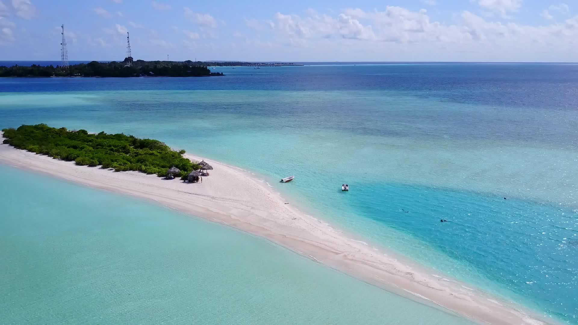 美丽的环礁湖海滩假日画着透明的海洋和白色的沙沙背景视频的预览图