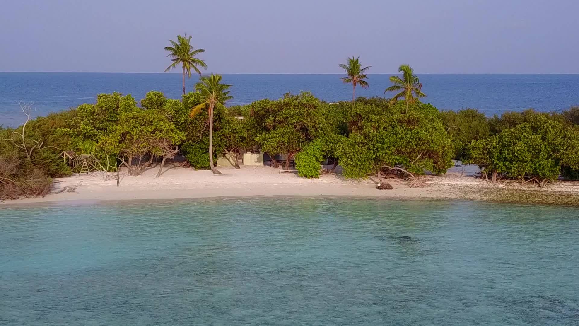 安静的海滩度假透明的海面和白色的沙底背景视频的预览图