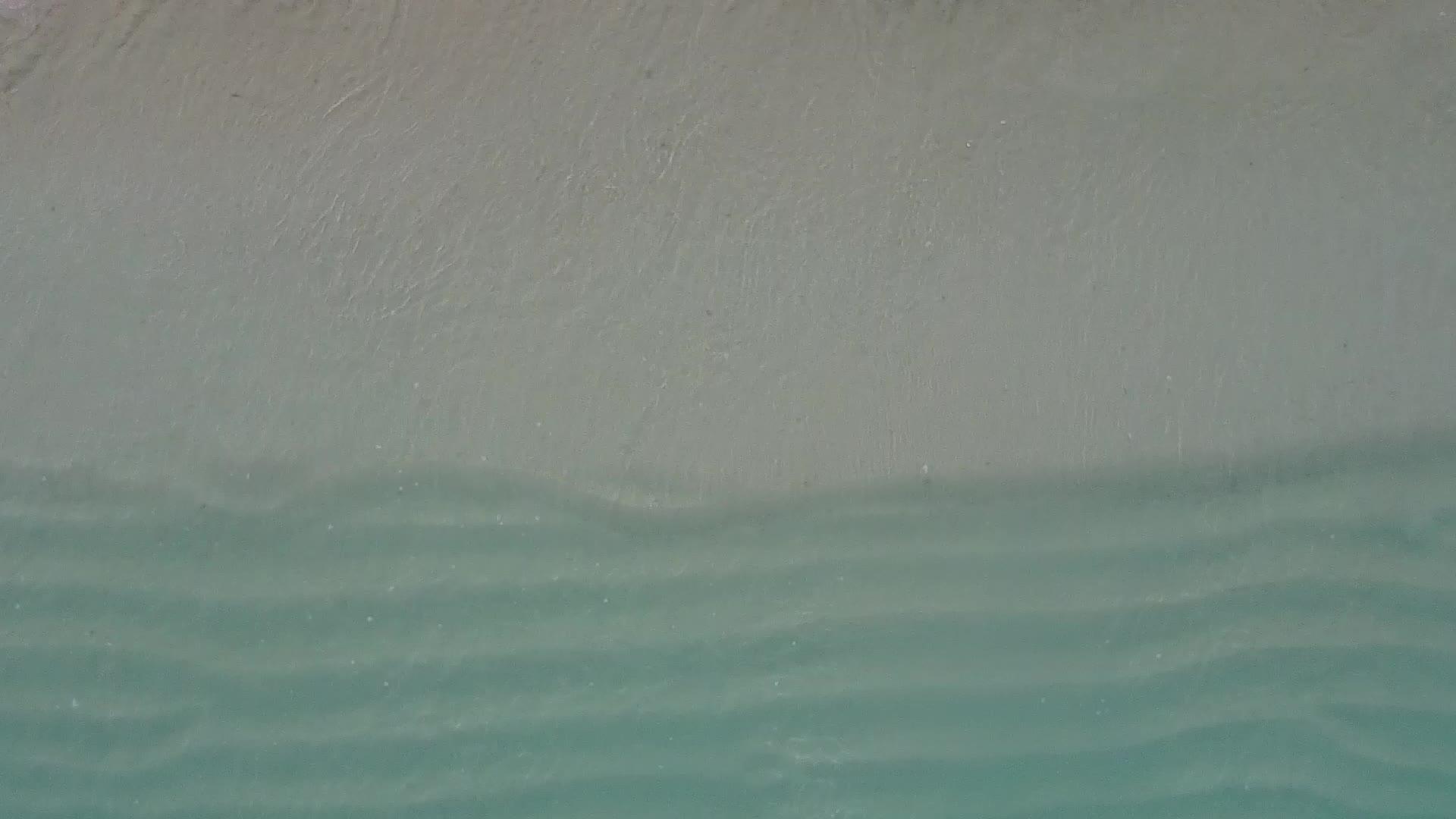 在宁静的岛屿海滩上用透明的白色沙滩背景水航行视频的预览图