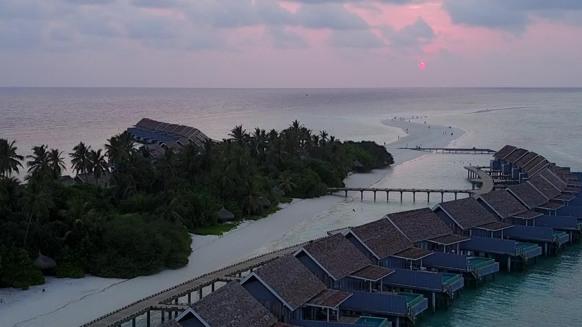 热带旅游海滩航行热带水背景透明白色沙尘视频的预览图