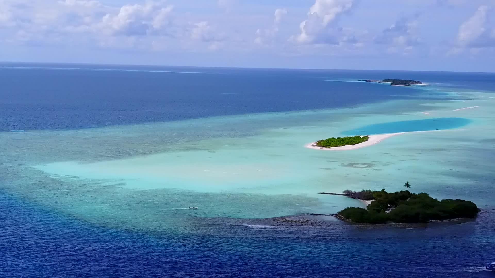 在美丽的海景中有蓝色的环礁湖和白色的沙尘背景视频的预览图