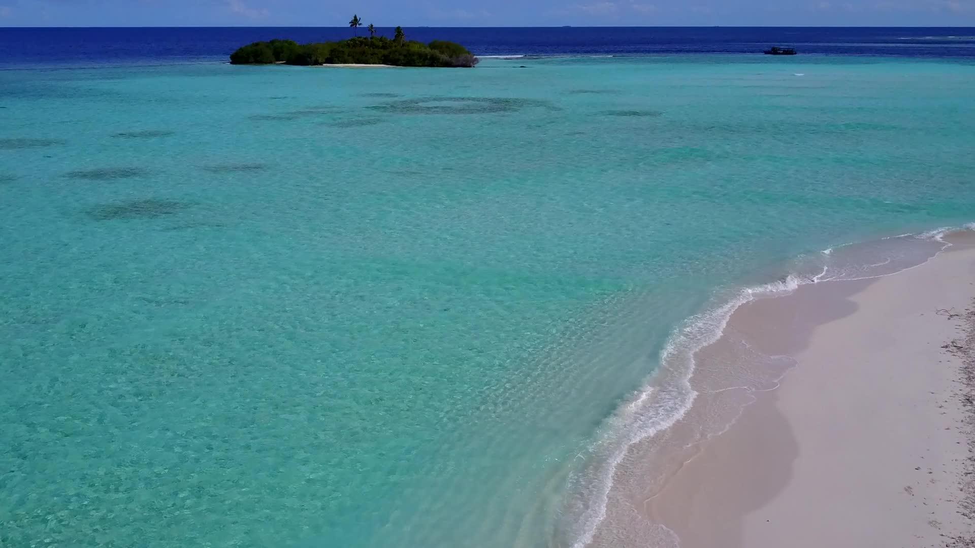 热带岛屿海滩的生活方式具有蓝色海湾和浅沙的背景视频的预览图