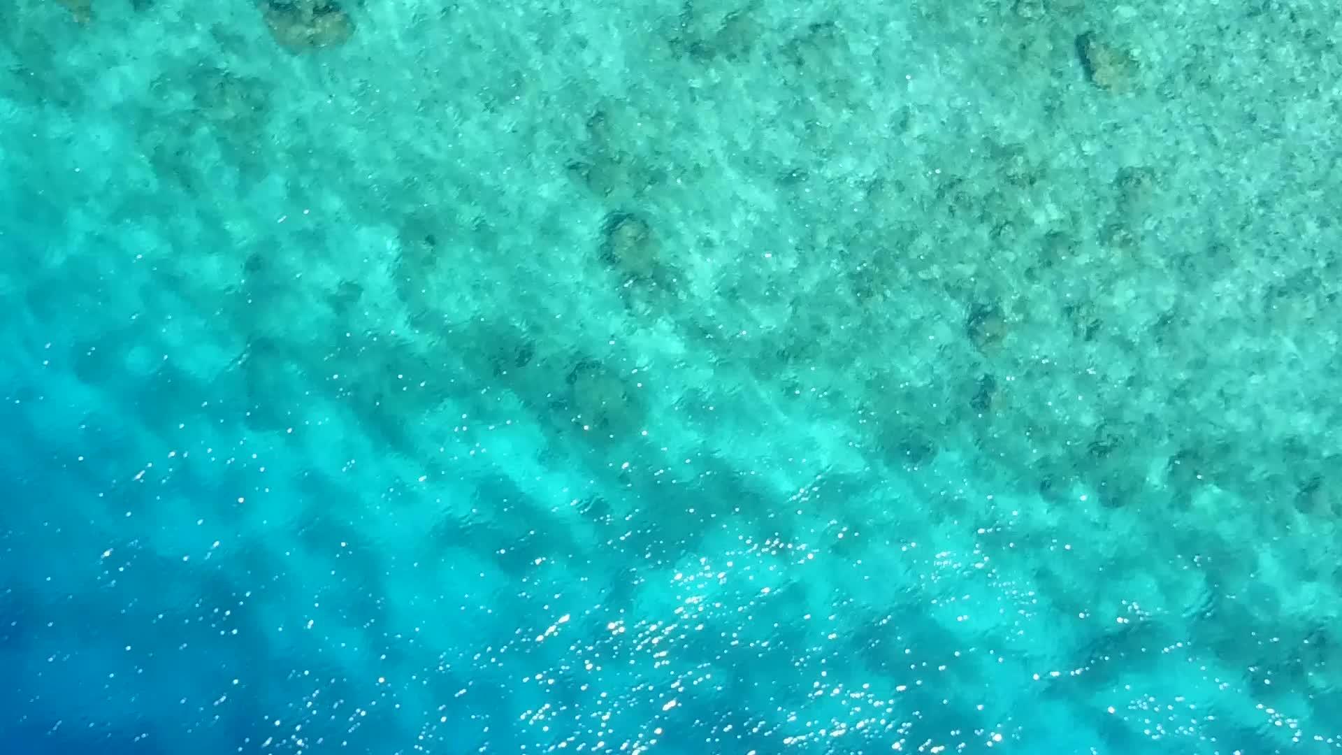 观察蓝色环礁湖和白色滩的背景下观察天堂海滩时间的空气视频的预览图