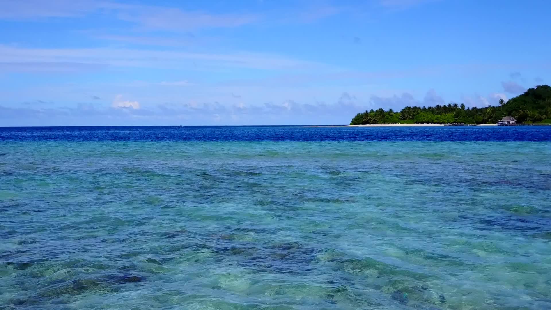 热带岛屿海滩以蓝色水和清洁沙地为背景在海上航行视频的预览图