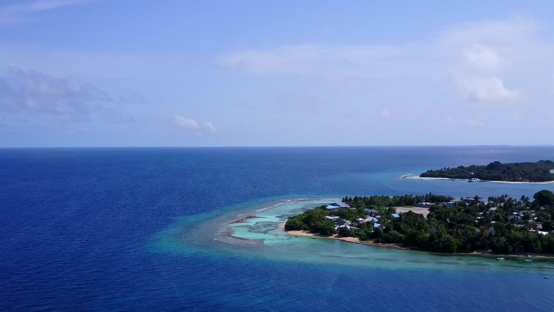 在宁静的环礁海滩之间休息以蓝环礁湖和白沙为背景无人驾驶视频的预览图