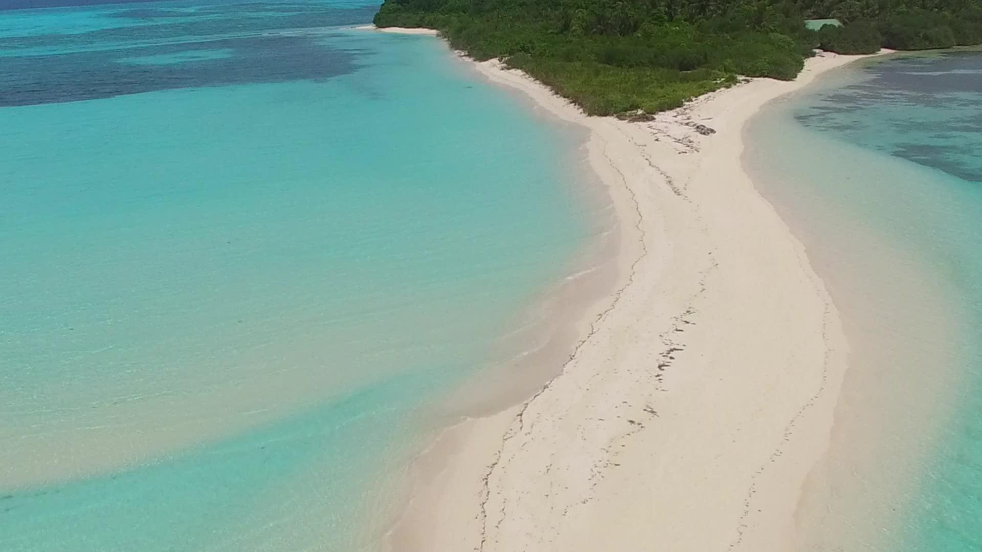 沿海海滩湖和白色沙尘为特征的沿海海滩生活方式视频的预览图