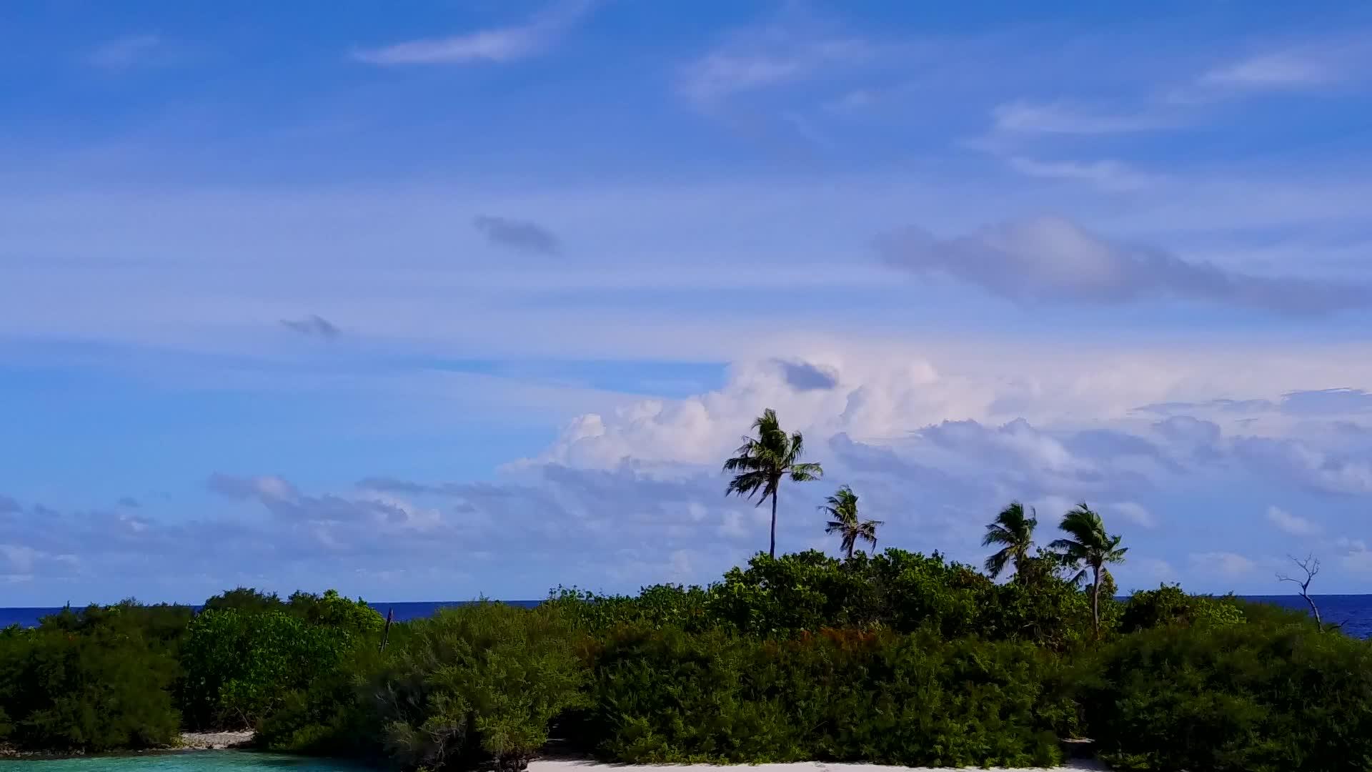 无人驾驶在蓝环礁湖和干净的沙滩背景下航行视频的预览图