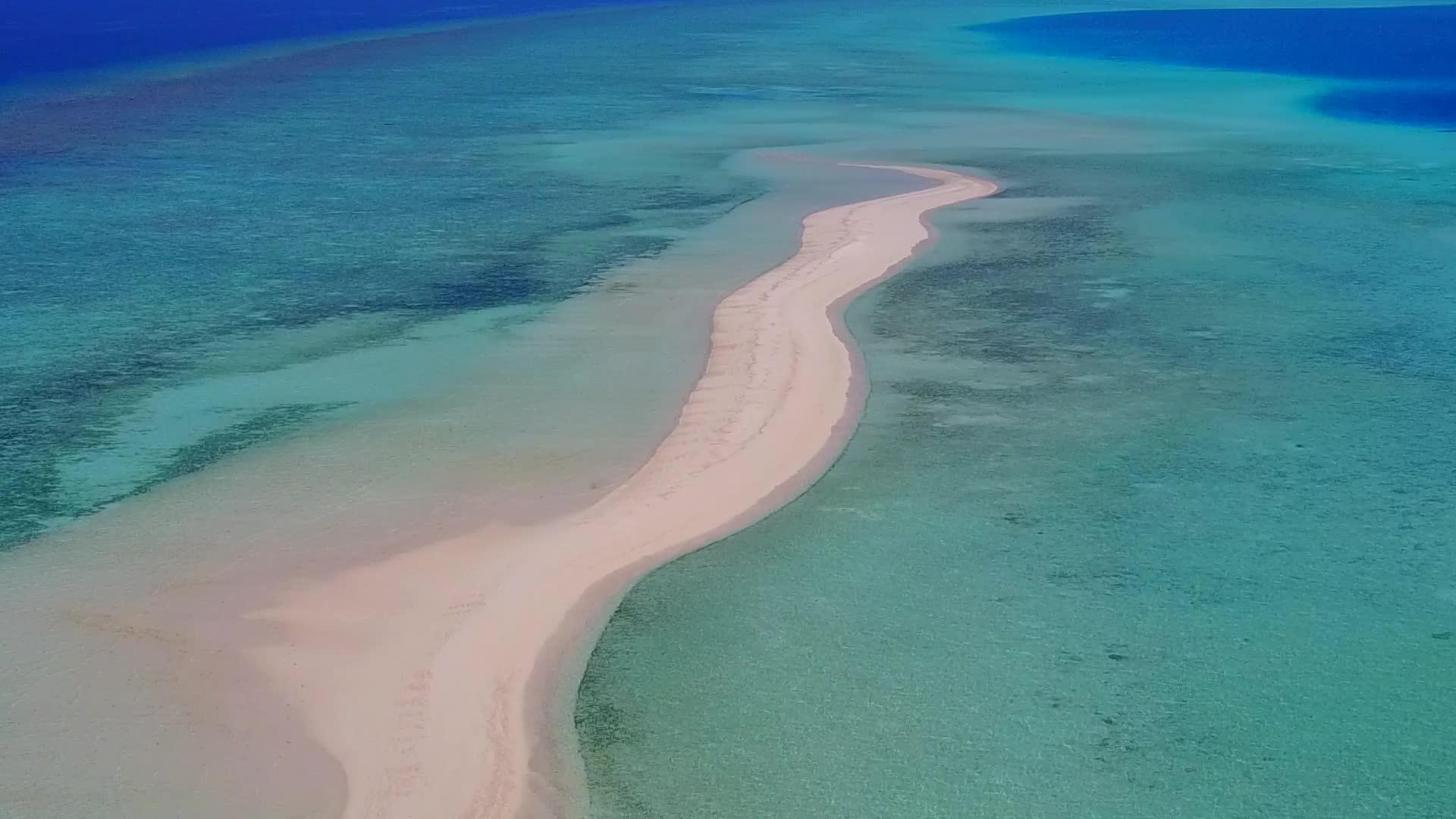 以白沙底浅礁湖为例观察天堂环礁海滩度假的天空视频的预览图
