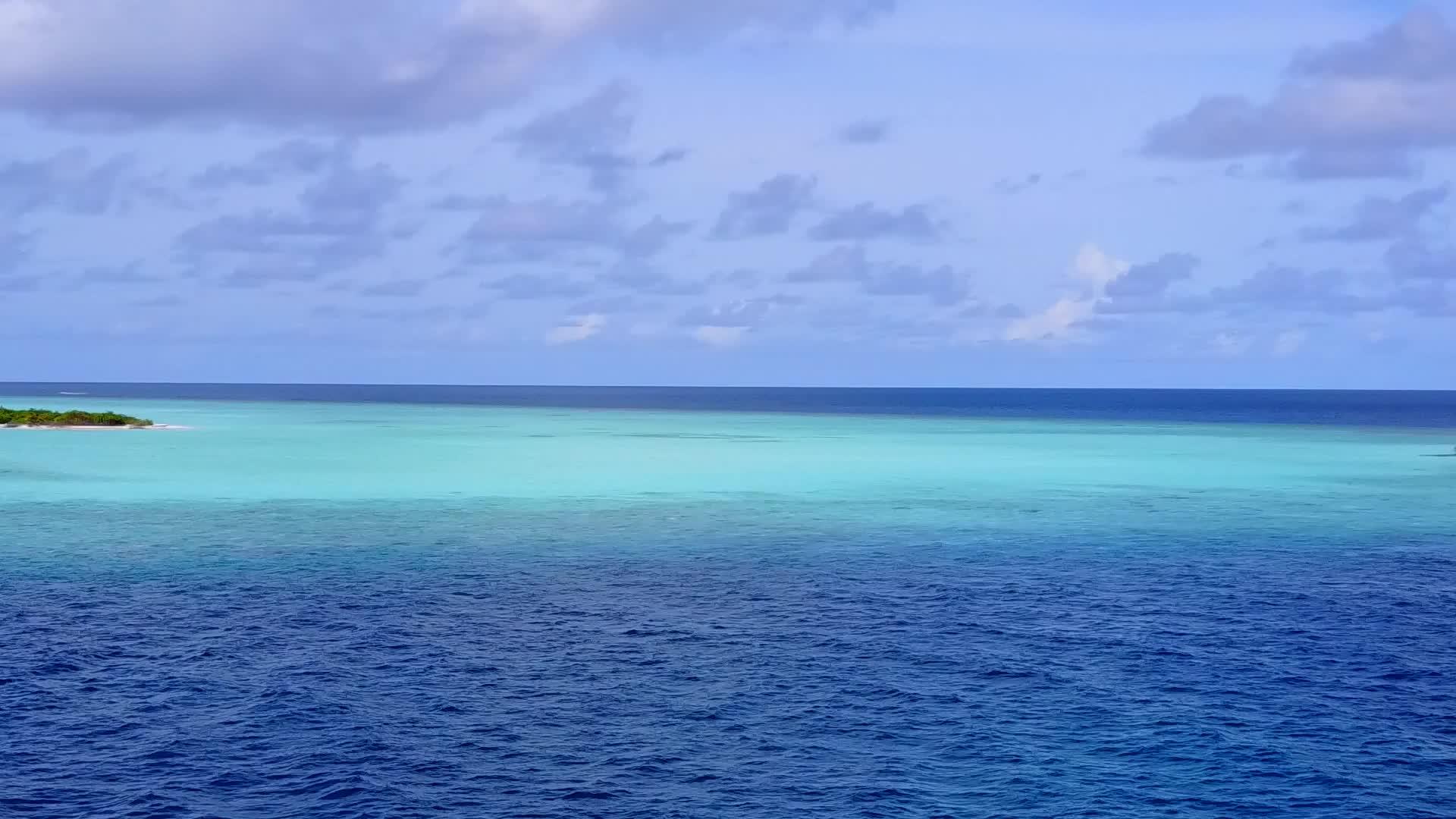 无人驾驶飞机以蓝海和白色沙滩为背景放松海岸海滩度假视频的预览图