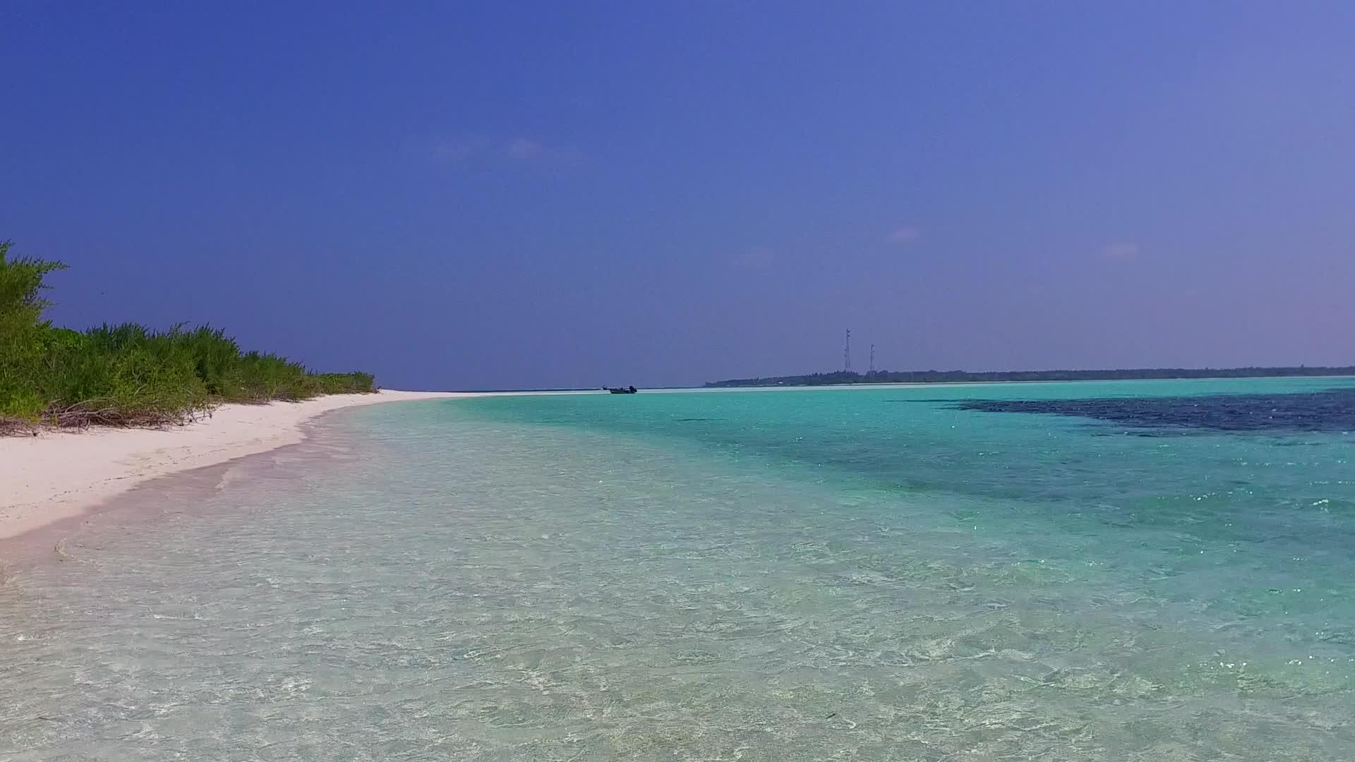 海岛海滩探险飞行以蓝海和白色沙滩为背景无人驾驶视频的预览图