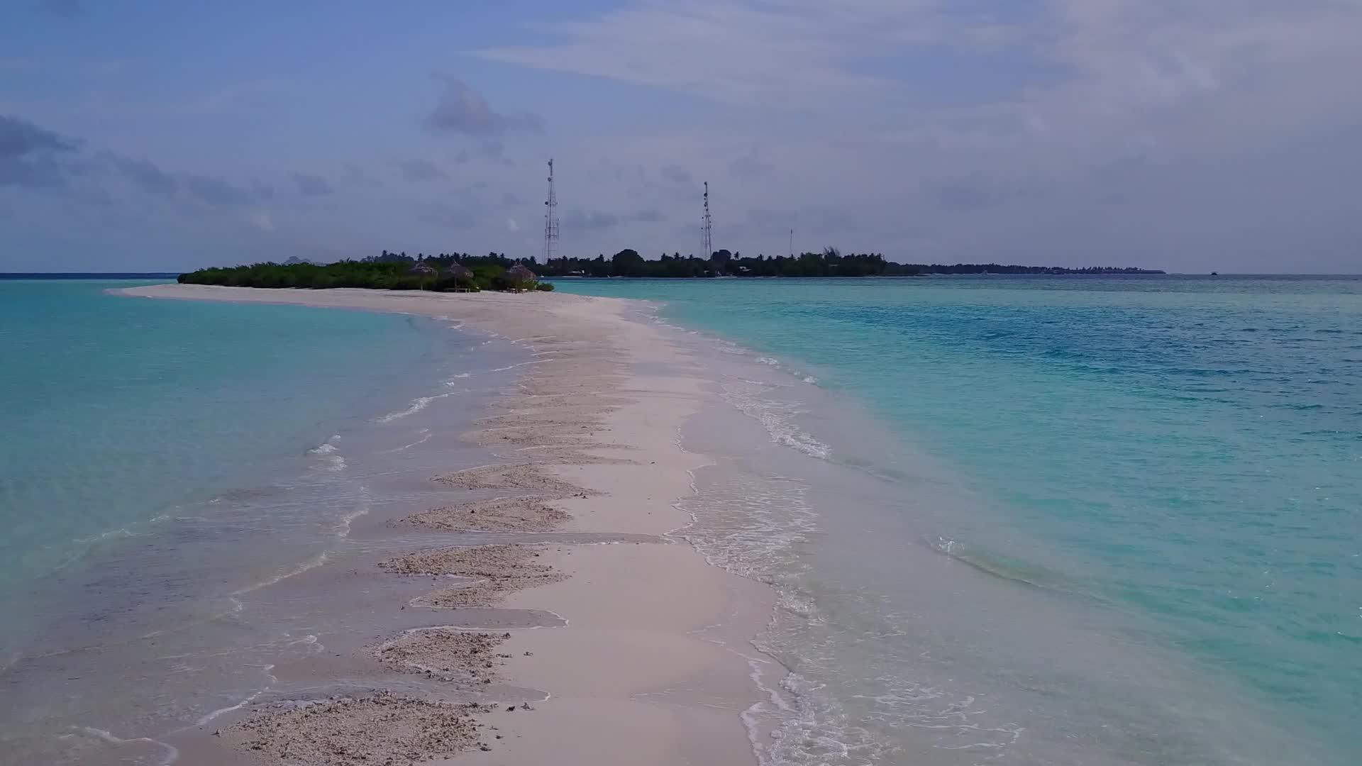 以白沙为背景的蓝海放松旅游海滩度假视频的预览图