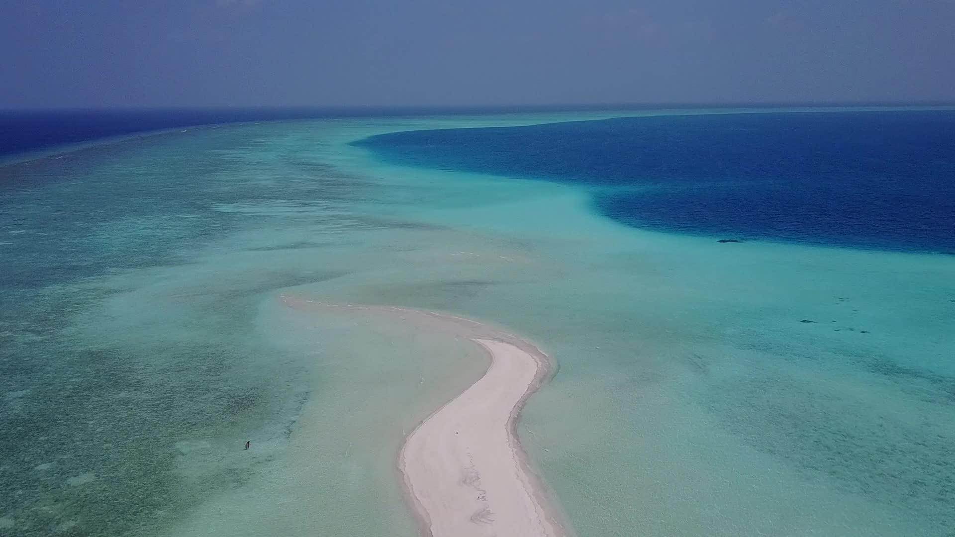 蓝色海平面白色海滩背景放松海岸海滩旅行视频的预览图