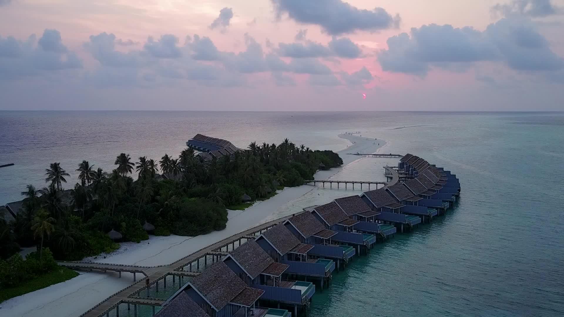 松绿海以白沙为背景在岛岛屿海滩之间的空中旅游视频的预览图
