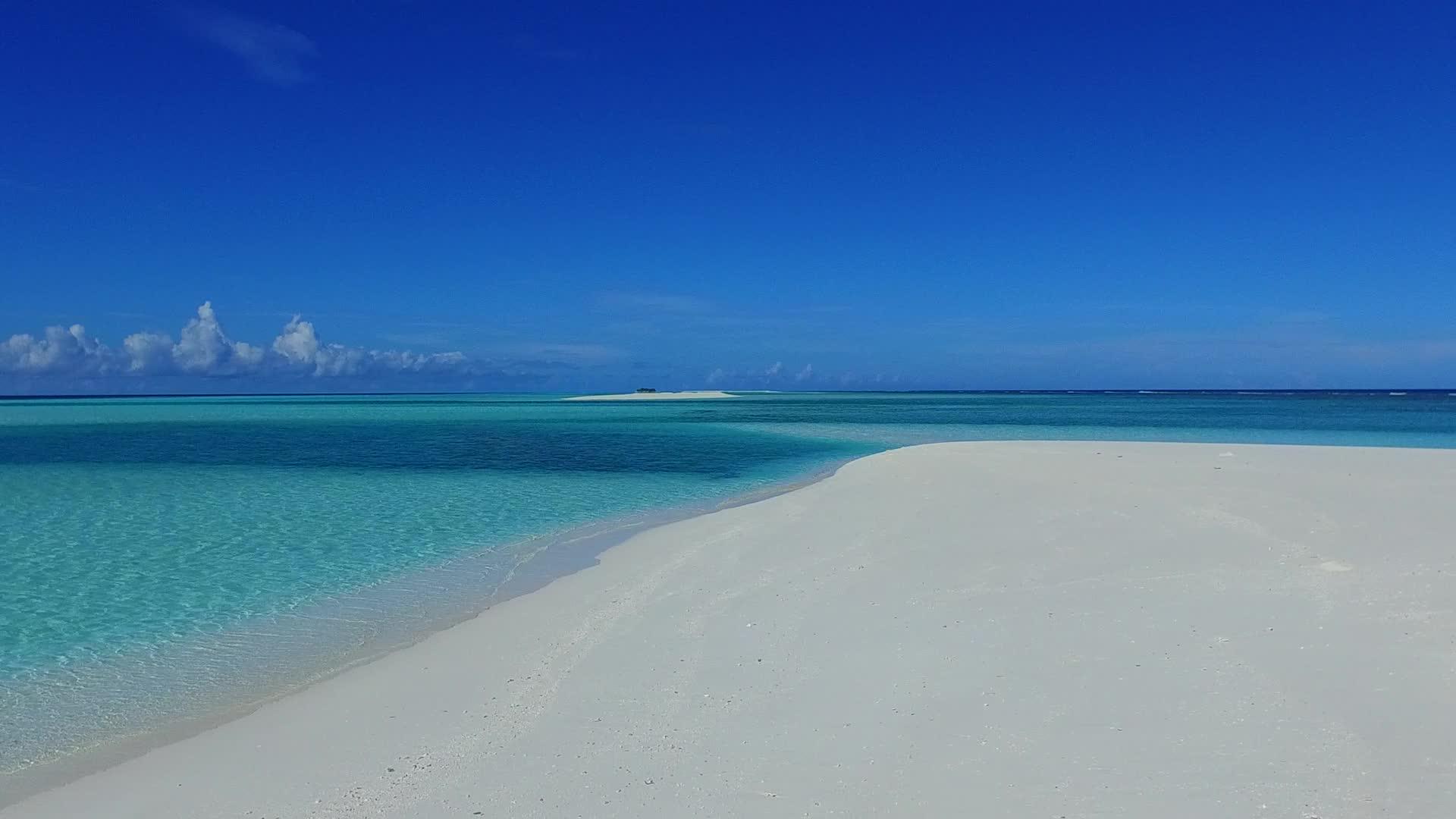 以蓝海为背景的白色海滩旅游海滩时间在蓝色海洋视频的预览图