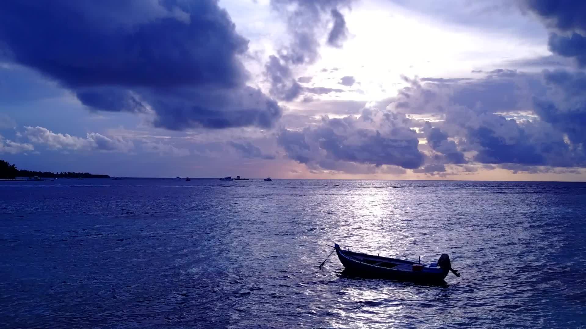 以蓝海和浅沙为背景打破了海滩的奇特旅游场景视频的预览图
