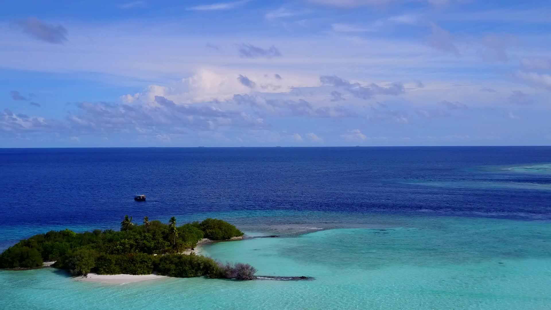 蓝色水和白色沙底的背景是缓慢环礁湖海滩假日的空气景观视频的预览图