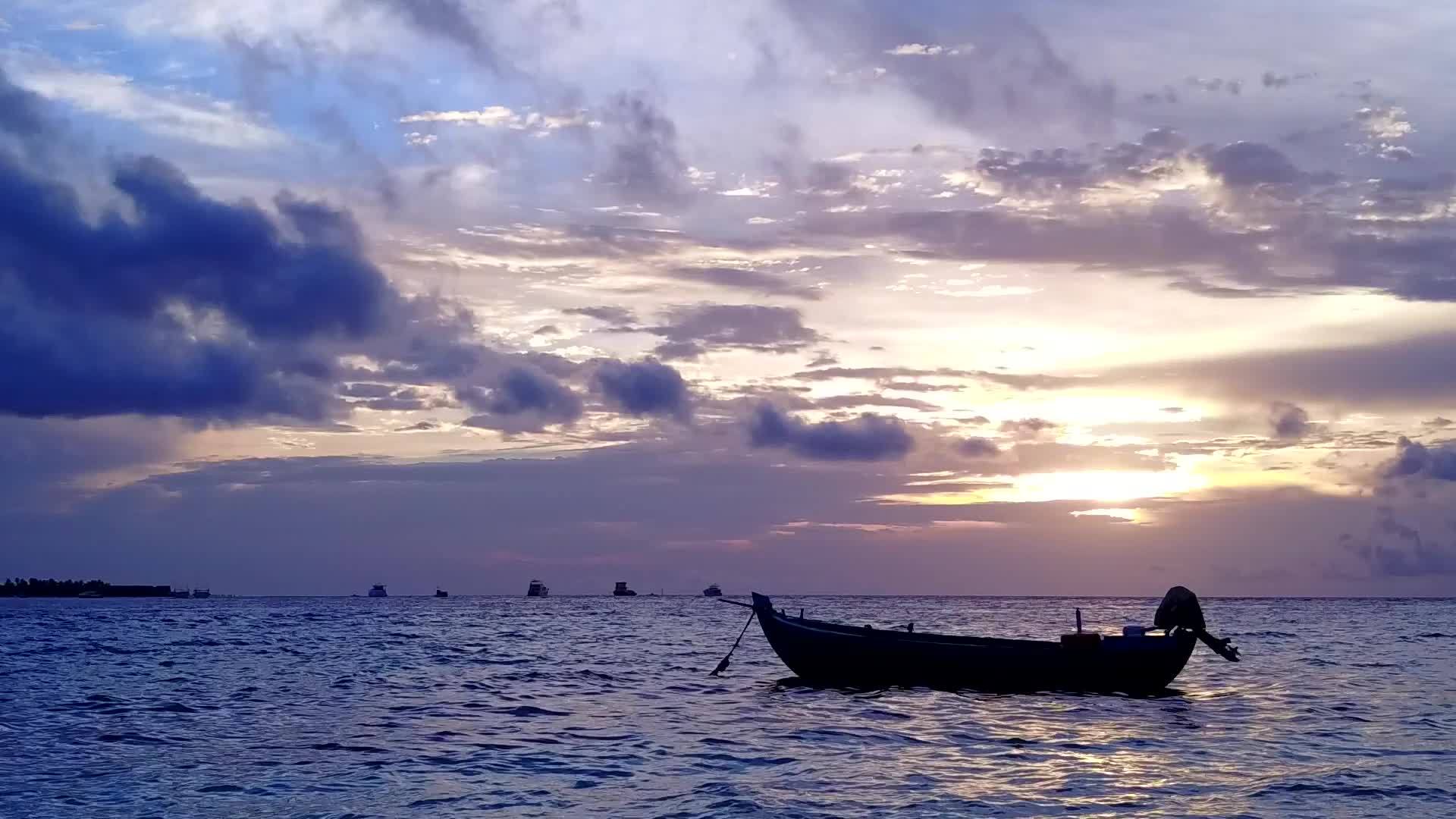 宁静的度假胜地景观以蓝水和白沙为背景在海滩上航行视频的预览图