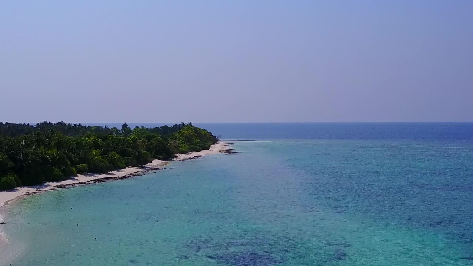 以蓝水和白沙为背景的长途旅行以蓝水为生视频的预览图