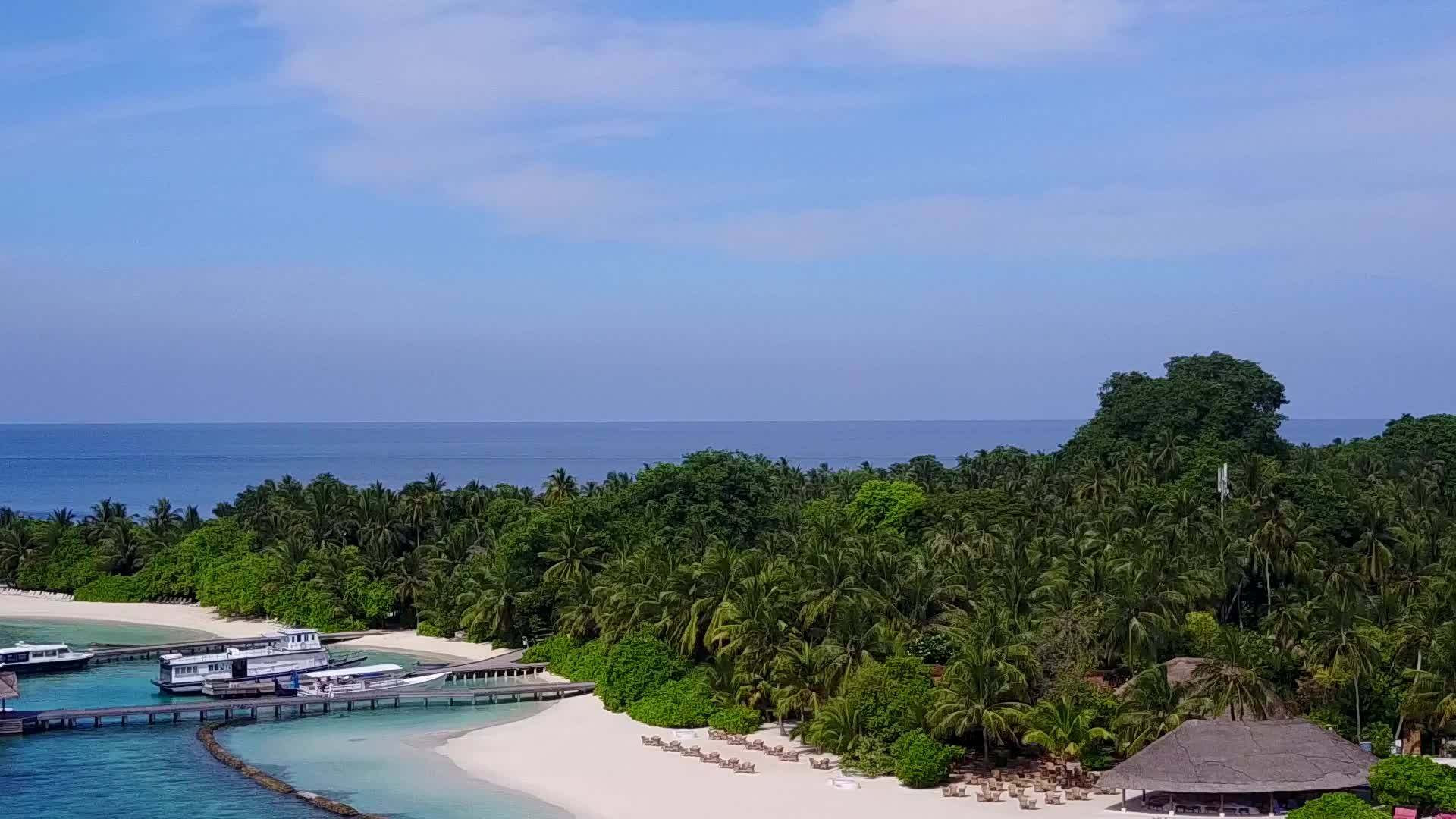 奇怪的旅游海滩生活方式以蓝水和浅沙为背景视频的预览图