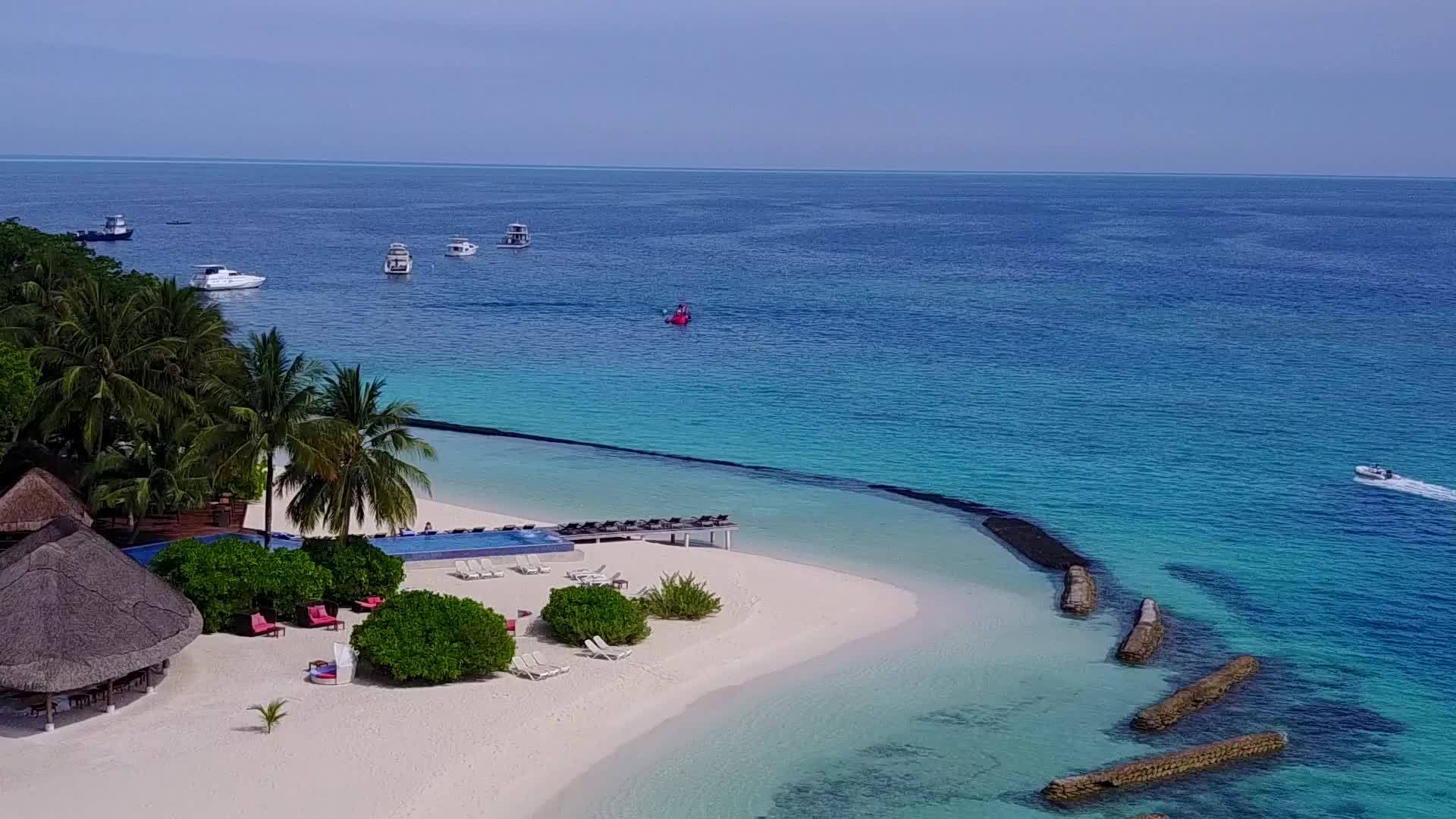 清晰的环礁湖以白色沙滩为背景观赏完美的海滩假日视频的预览图