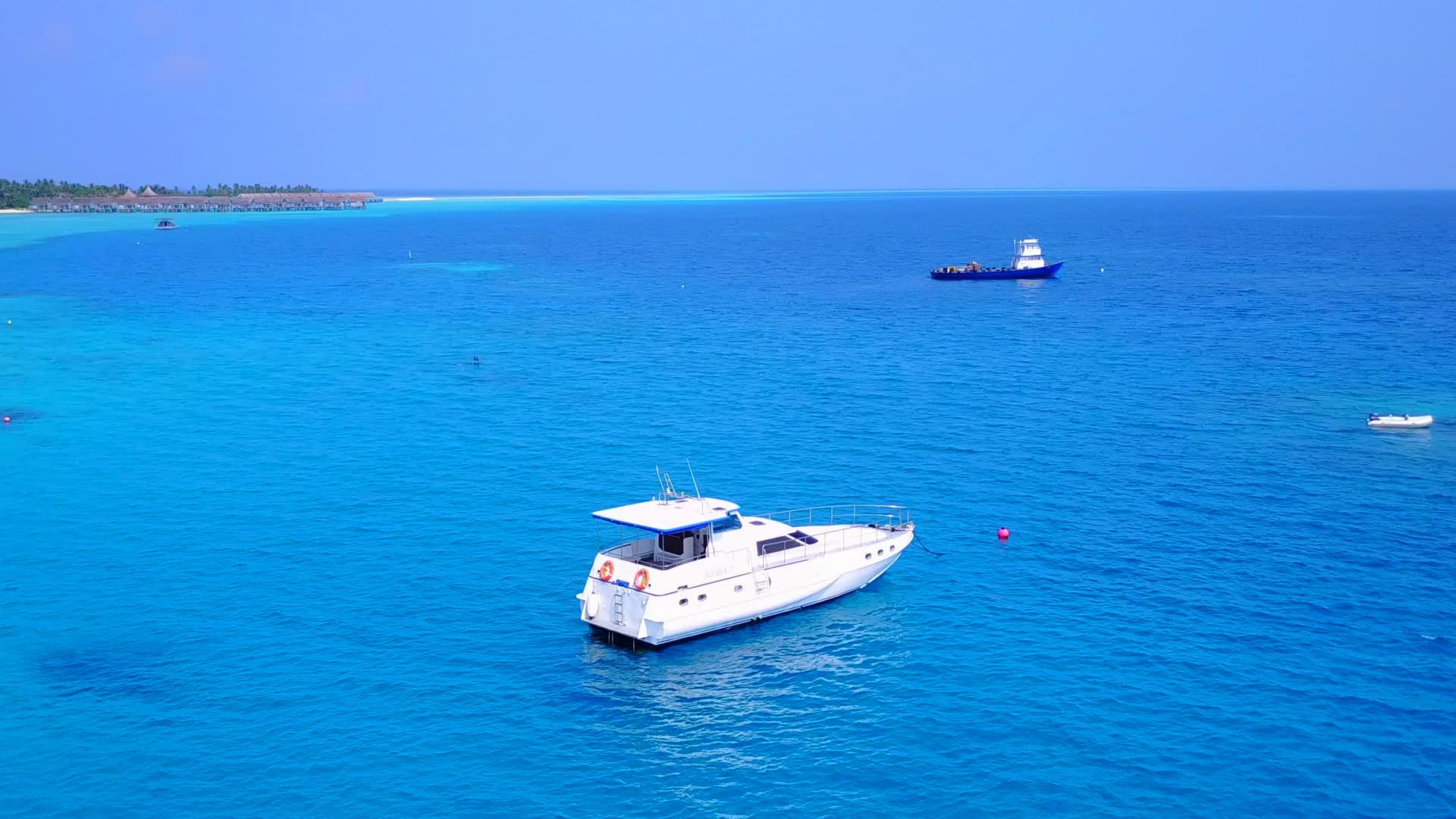 蓝色海平面以白色海滩为背景在海湾海滩上完美航行视频的预览图