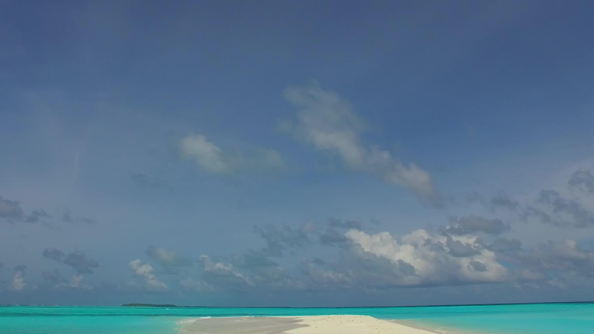完美的岛屿海滩生活方式以清沙为背景的海平面蓝水海视频的预览图