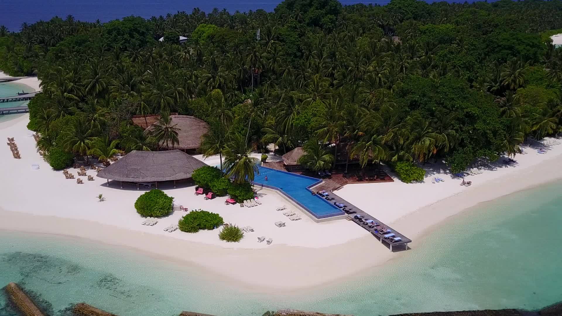 在蓝色水和白色沙尘的背景下在美丽的岛屿海滩上旅行视频的预览图