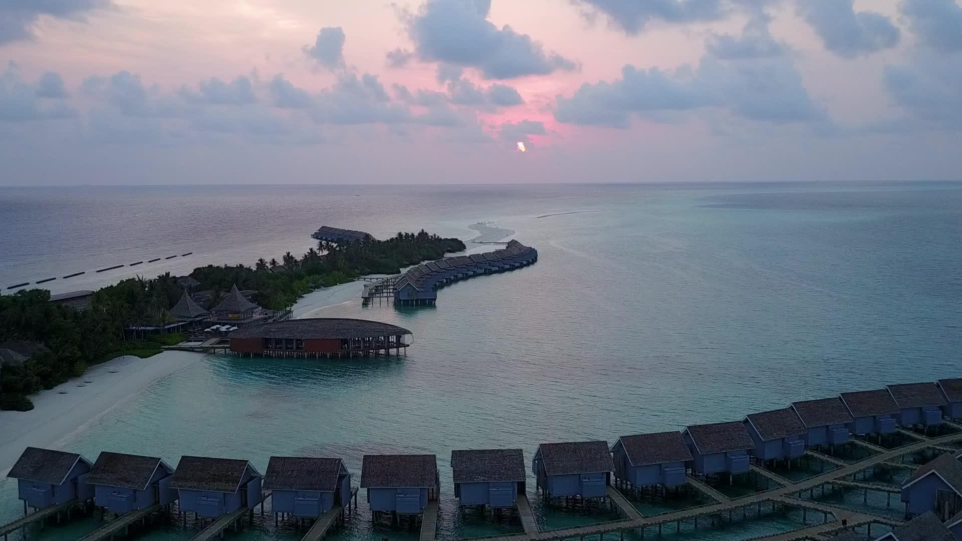 水蓝环礁湖以白色沙子为背景是休养度假胜地的海滩之旅视频的预览图