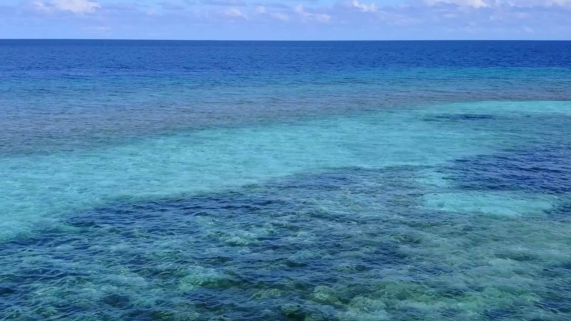 在蓝海和浅沙的背景下在宁静的岛屿海滩上探索和飞行视频的预览图