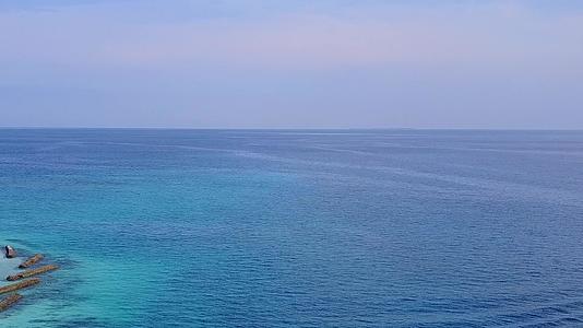 以白沙背景浅海为例观察完美的海岸海滩度假天空视频的预览图