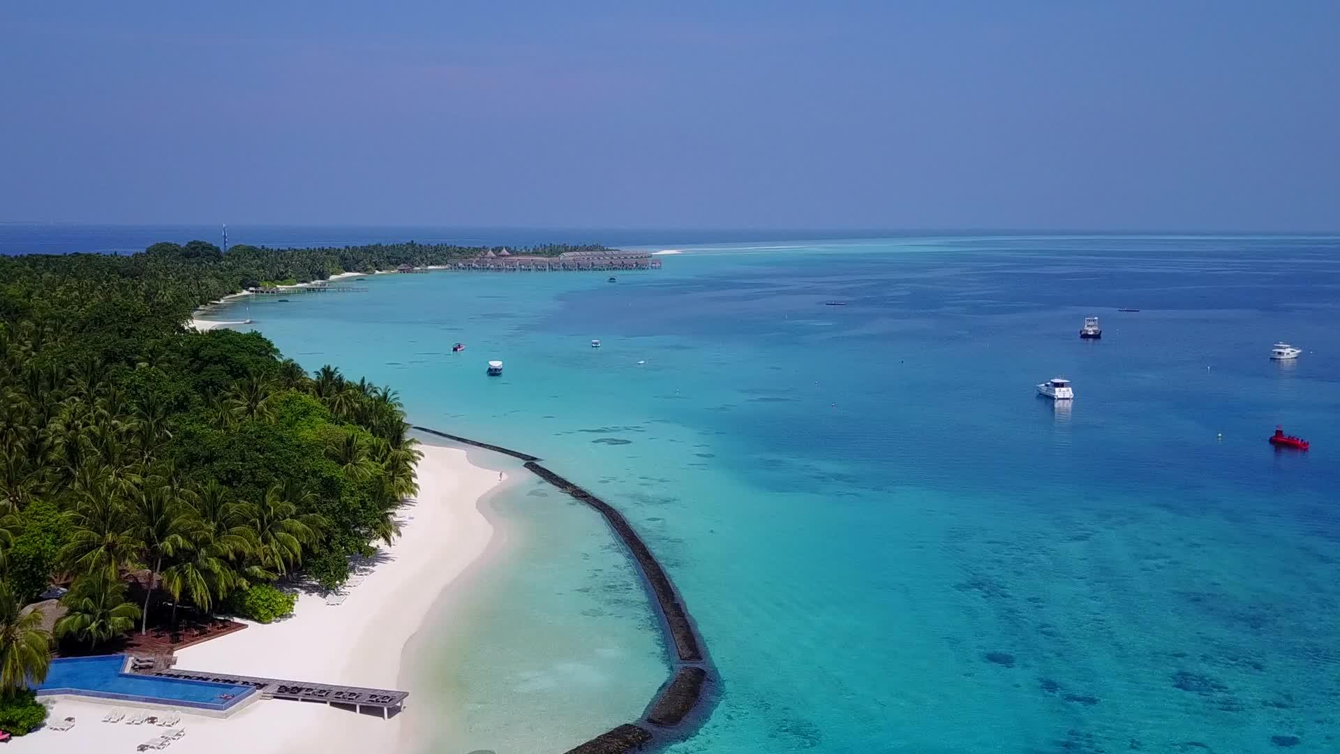 以蓝海和白沙为背景的热带环礁湖海滩航行视频的预览图