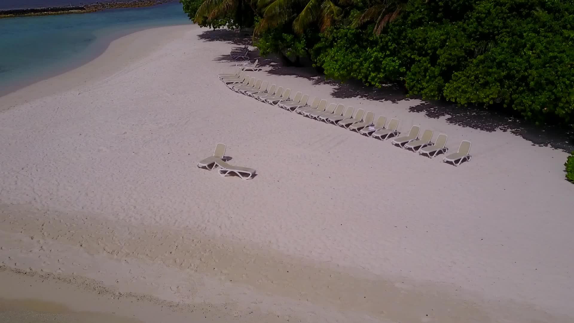 在清水和白色沙滩的背景下在海上环礁湖海滩旅行视频的预览图