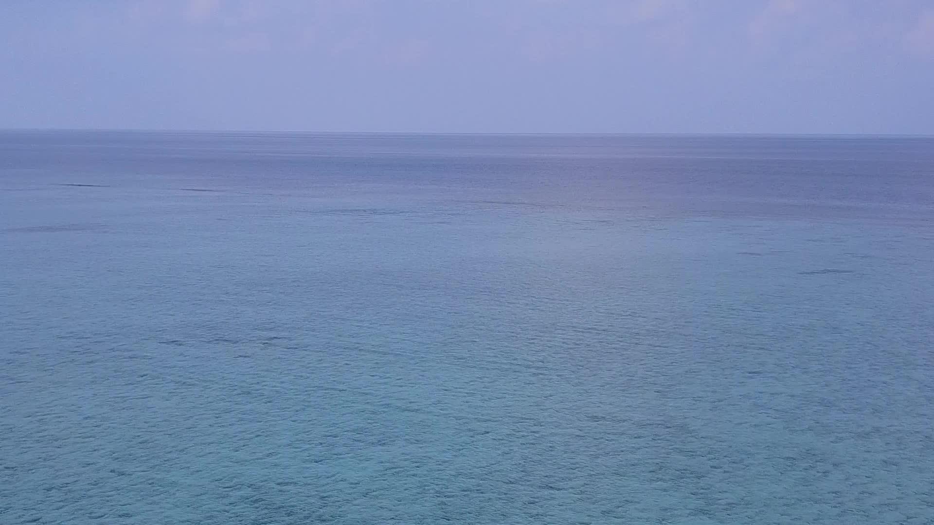 蓝色海洋以白色沙底蓝海为背景探索海洋岛屿海滩的风景视频的预览图