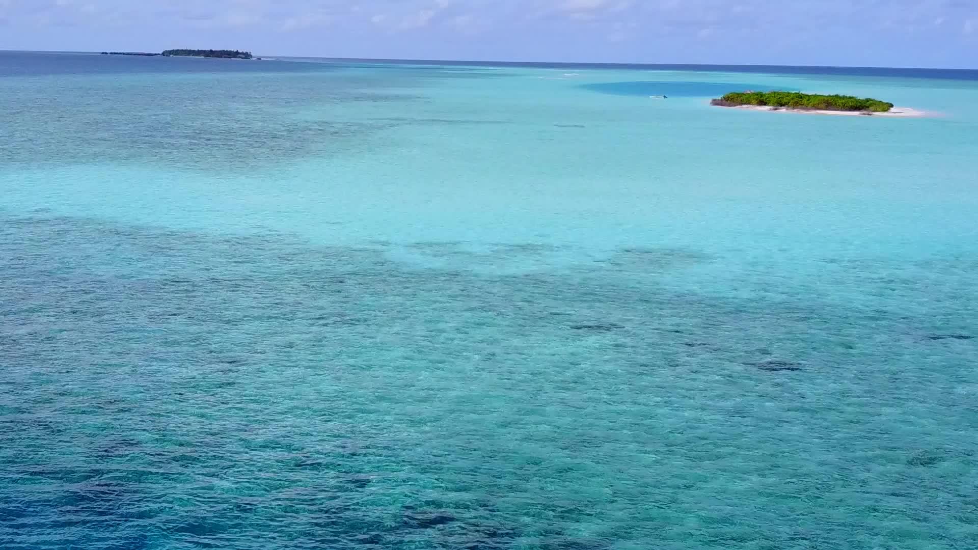 无人驾驶无人驾驶以清晰的海洋和白沙背景打破豪华海岸海滩视频的预览图