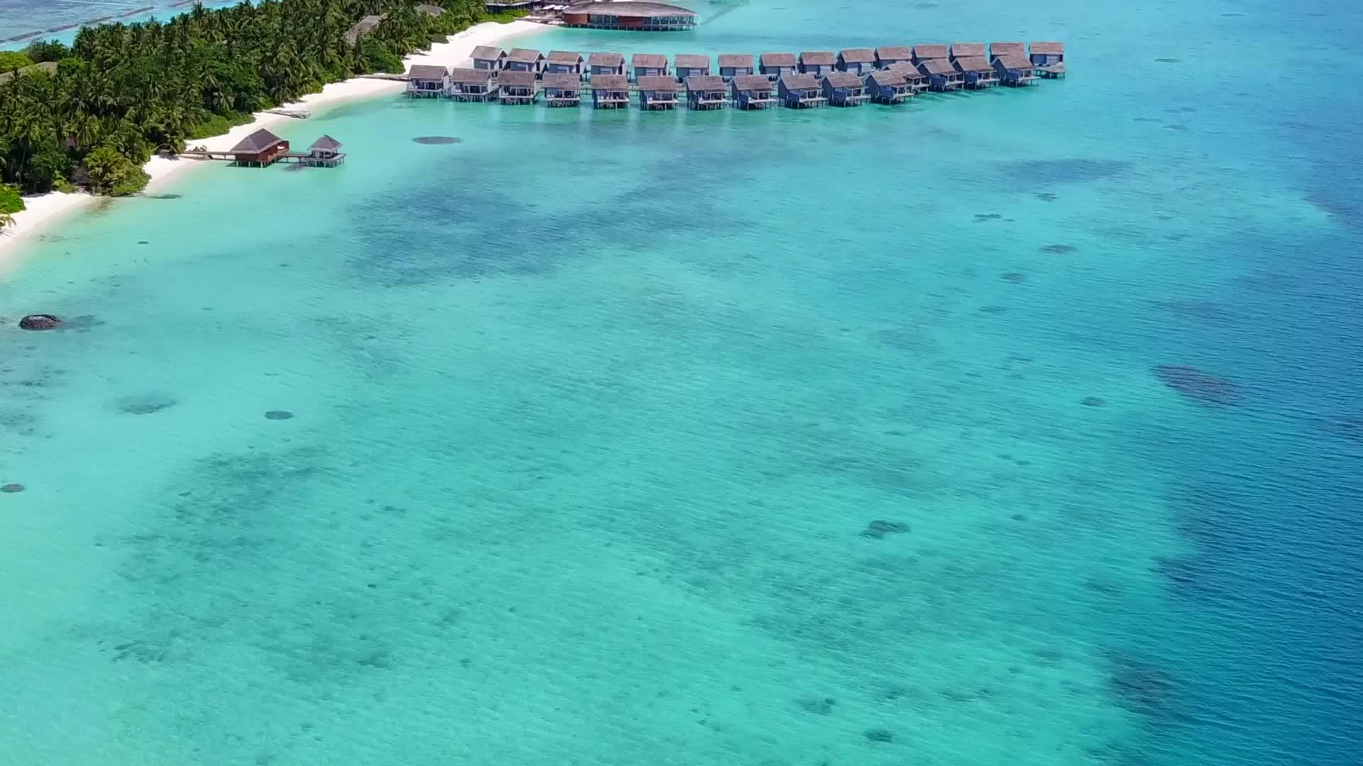 在浅环礁湖和白色海滩的背景下在豪华海岸海滩上冒险视频的预览图