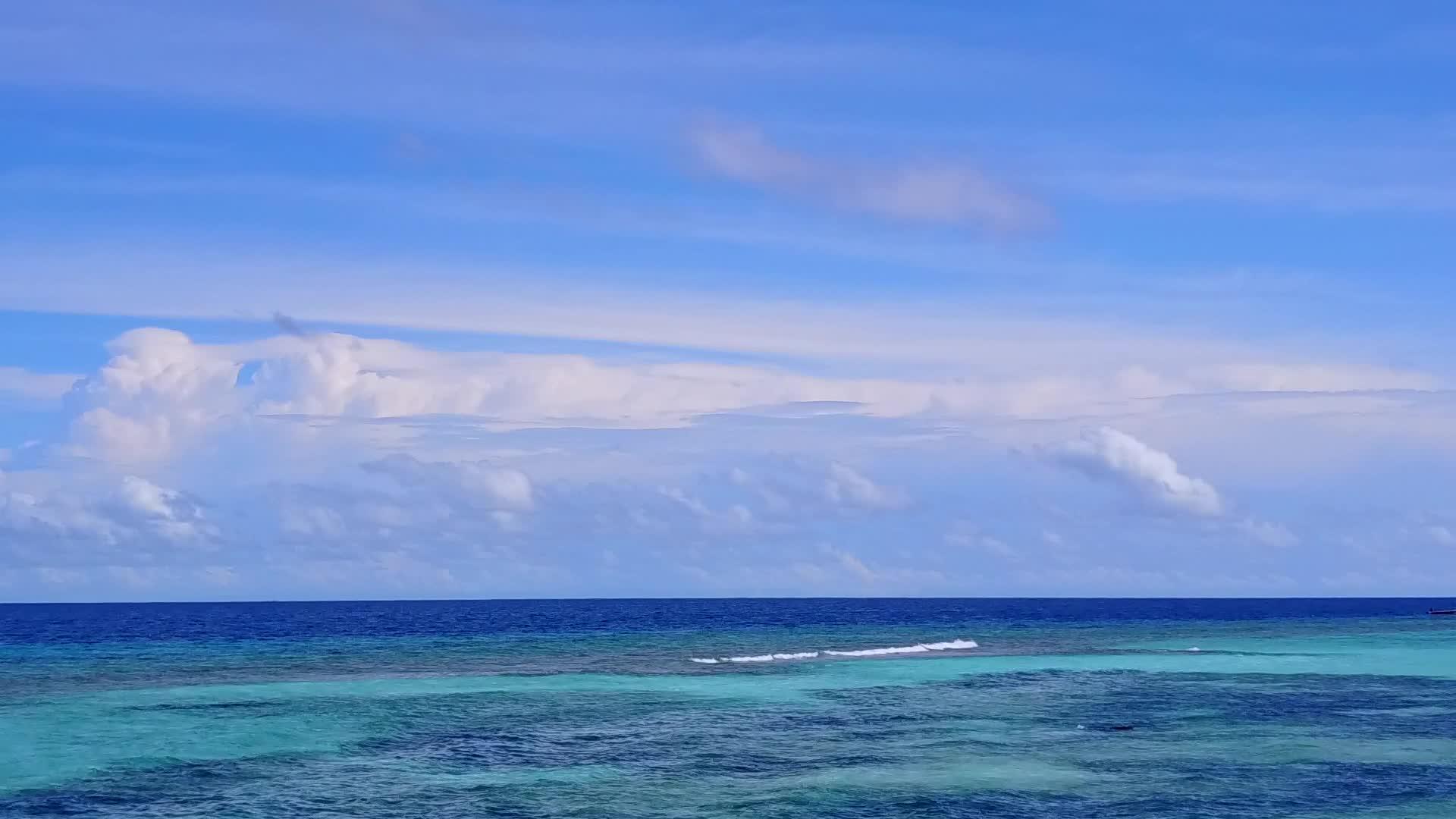 蓝色环礁湖以浅沙为背景是缓慢的海滩生活方式视频的预览图