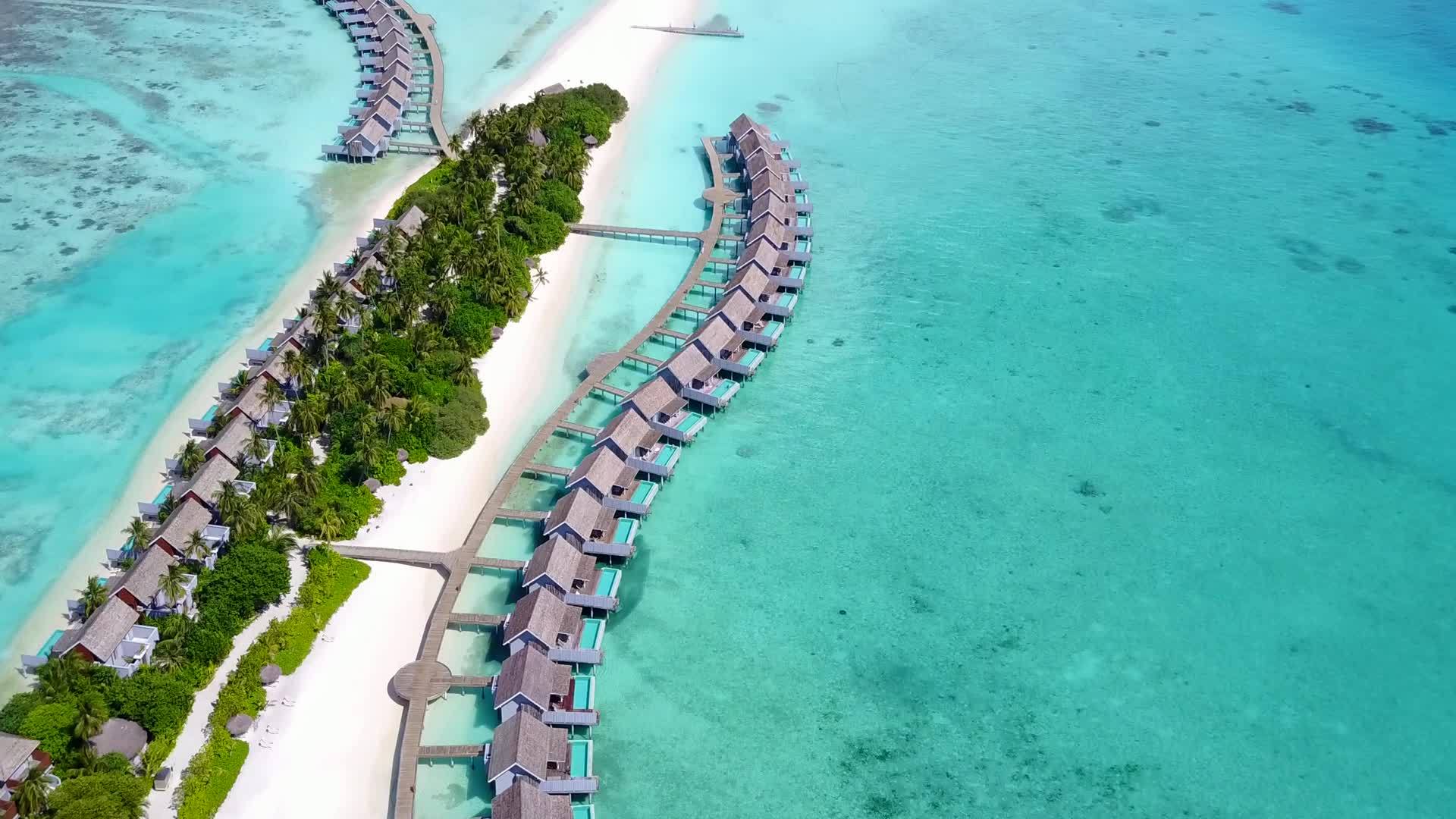 在浅海和白色沙滩的背景下无人驾驶的海洋环礁海滩生活方式视频的预览图