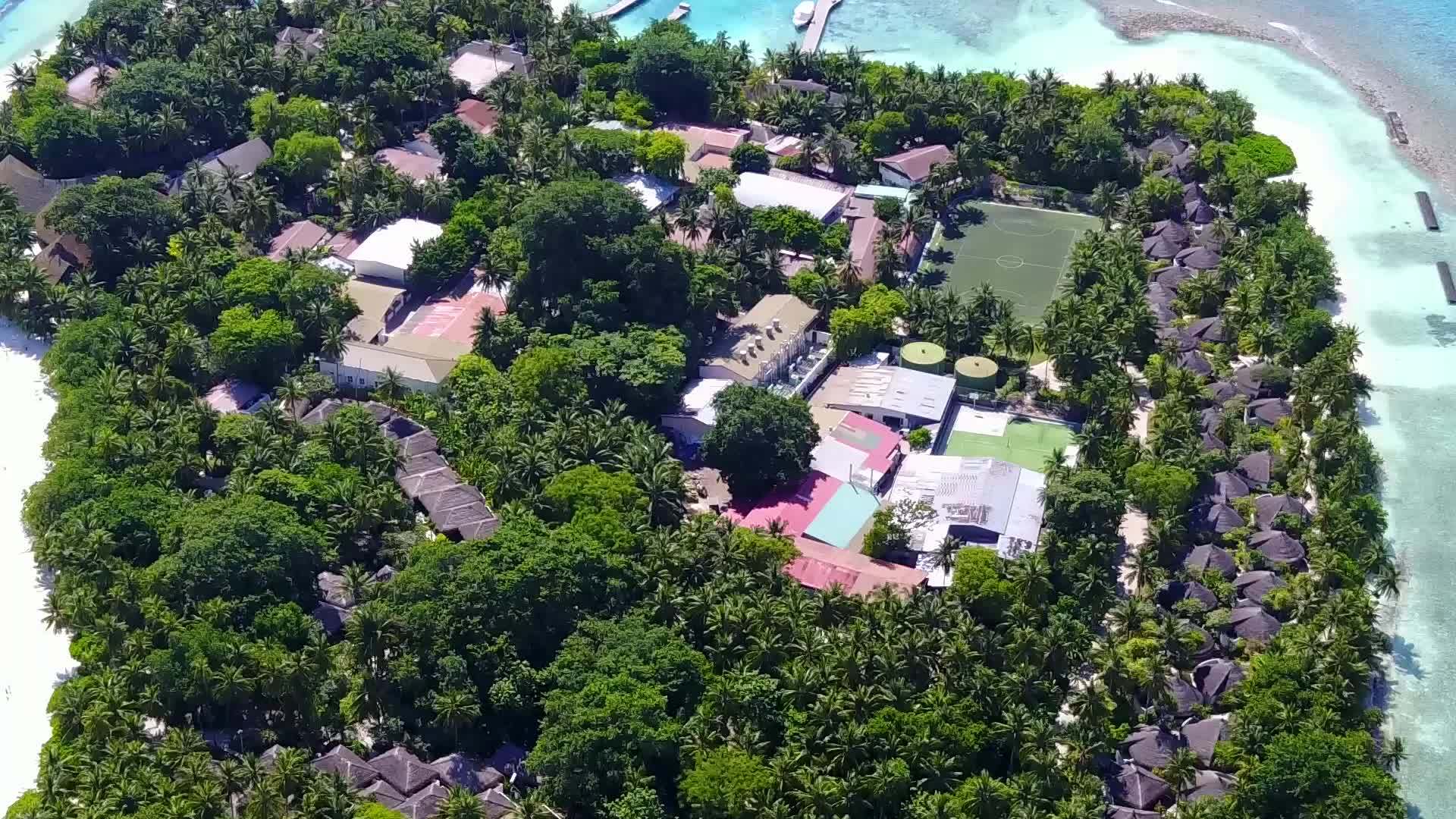 乘坐白色沙子背景的蓝色水乘坐空中旅行在海岛海滩度假视频的预览图