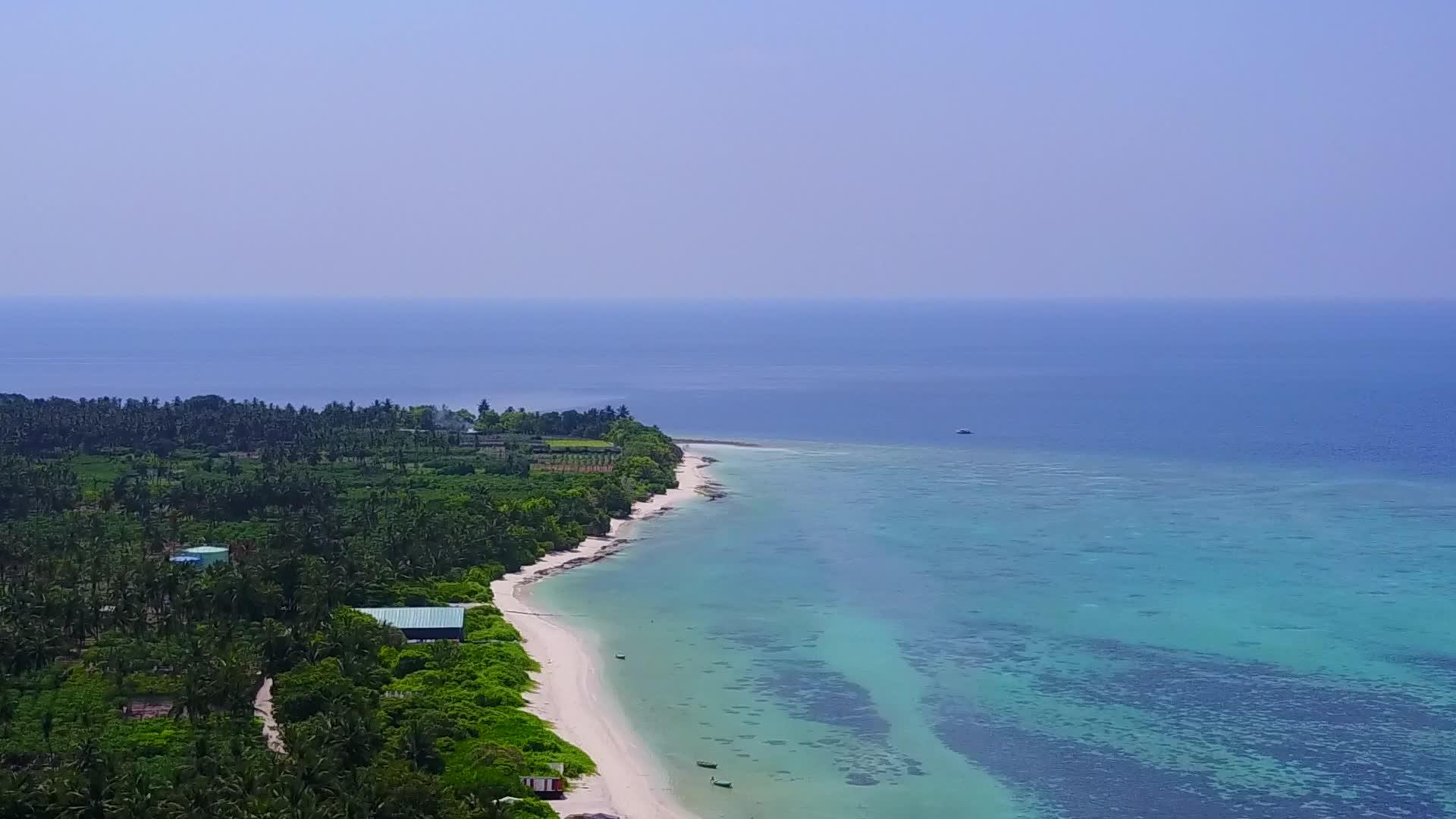 在透明的海洋和白沙的背景下安静的海岸线海滩冒险的空中无人机视频的预览图